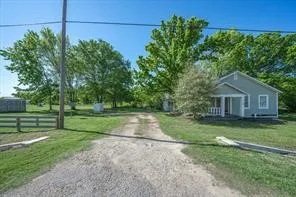 Single Family Residence For Sale in Van Zandt County , 708 E Pine Street, Edgewood, Texas 75117, 3 Bedroom, 2 Bathroom, Garage spaces, 1,599 Sqft, built in 1951, mls#21391320, Real Estate Agent in Edgewood, Homes For Sale in Van Zandt county, Homes For Sale in Edgewood, Realtor in Edgewood Texas, Real Estate Brokerage Independent Realty Texas, Luminita Cordes Realtor
