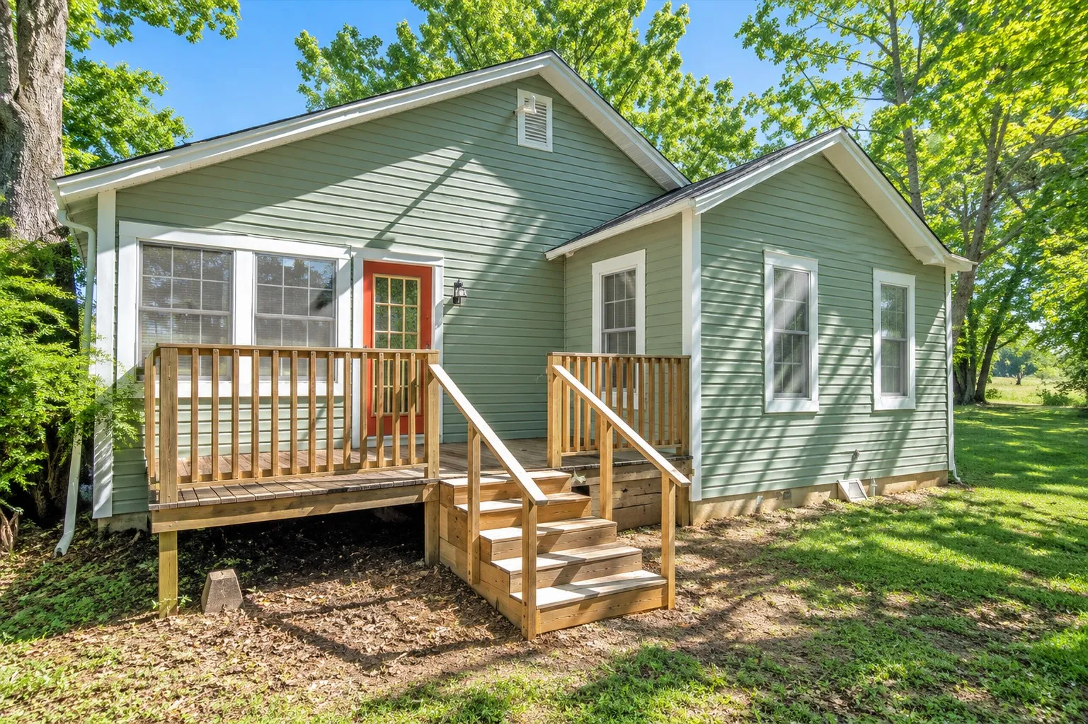 Single Family Residence For Sale in Van Zandt County , 708 E Pine Street, Edgewood, Texas 75117, 3 Bedroom, 2 Bathroom, Garage spaces, 1,599 Sqft, built in 1951, mls#21391320, Real Estate Agent in Edgewood, Homes For Sale in Van Zandt county, Homes For Sale in Edgewood, Realtor in Edgewood Texas, Real Estate Brokerage Independent Realty Texas, Luminita Cordes Realtor