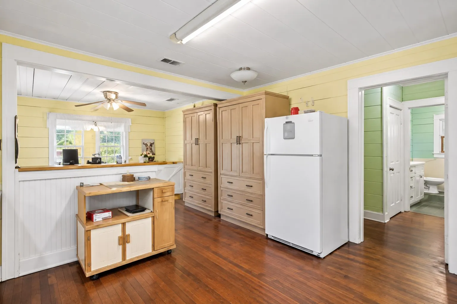 Single Family Residence For Sale in Van Zandt County , 708 E Pine Street, Edgewood, Texas 75117, 3 Bedroom, 2 Bathroom, Garage spaces, 1,599 Sqft, built in 1951, mls#21391320, Real Estate Agent in Edgewood, Homes For Sale in Van Zandt county, Homes For Sale in Edgewood, Realtor in Edgewood Texas, Real Estate Brokerage Independent Realty Texas, Luminita Cordes Realtor