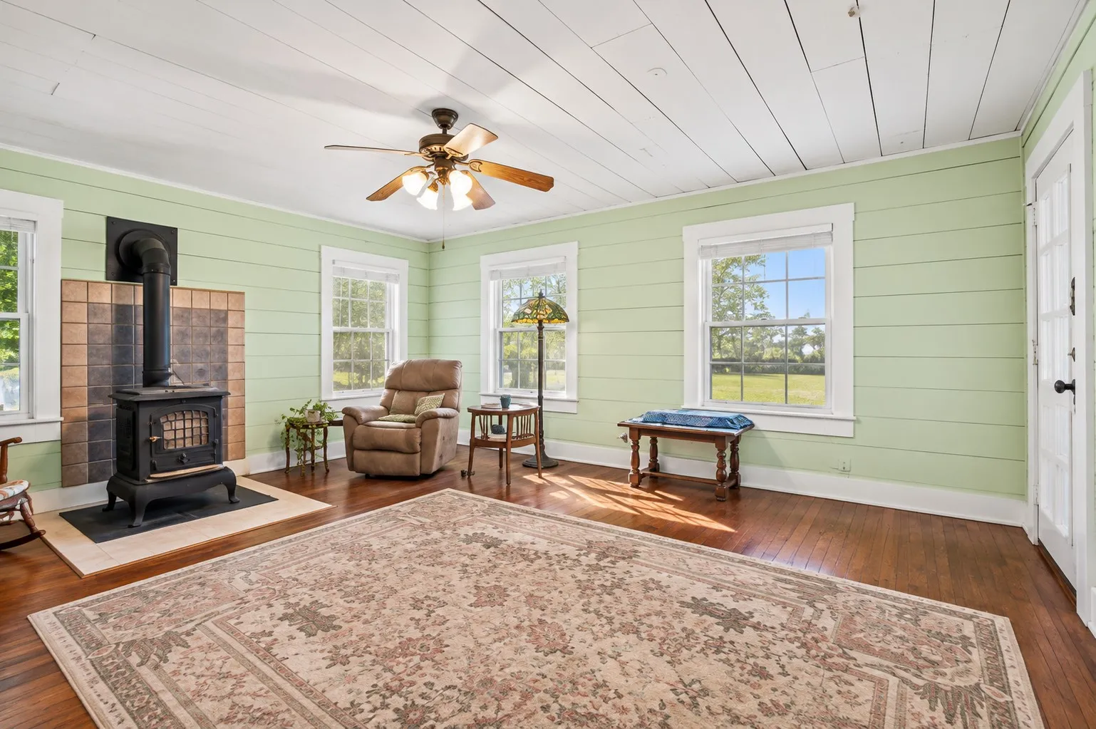 Single Family Residence For Sale in Van Zandt County , 708 E Pine Street, Edgewood, Texas 75117, 3 Bedroom, 2 Bathroom, Garage spaces, 1,599 Sqft, built in 1951, mls#21391320, Real Estate Agent in Edgewood, Homes For Sale in Van Zandt county, Homes For Sale in Edgewood, Realtor in Edgewood Texas, Real Estate Brokerage Independent Realty Texas, Luminita Cordes Realtor