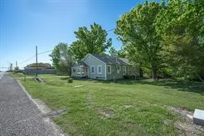 Single Family Residence For Sale in Van Zandt County , 708 E Pine Street, Edgewood, Texas 75117, 3 Bedroom, 2 Bathroom, Garage spaces, 1,599 Sqft, built in 1951, mls#21391320, Real Estate Agent in Edgewood, Homes For Sale in Van Zandt county, Homes For Sale in Edgewood, Realtor in Edgewood Texas, Real Estate Brokerage Independent Realty Texas, Luminita Cordes Realtor