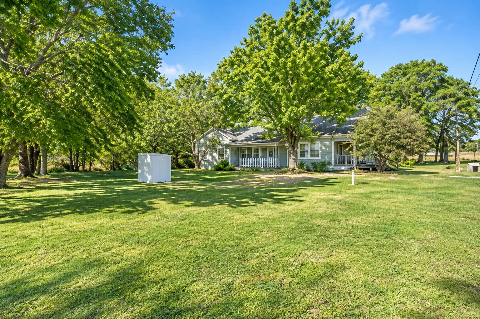 Single Family Residence For Sale in Van Zandt County , 708 E Pine Street, Edgewood, Texas 75117, 3 Bedroom, 2 Bathroom, Garage spaces, 1,599 Sqft, built in 1951, mls#21391320, Real Estate Agent in Edgewood, Homes For Sale in Van Zandt county, Homes For Sale in Edgewood, Realtor in Edgewood Texas, Real Estate Brokerage Independent Realty Texas, Luminita Cordes Realtor