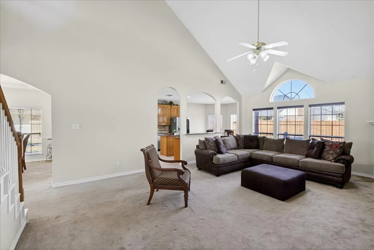 High ceiling in the open living room concept