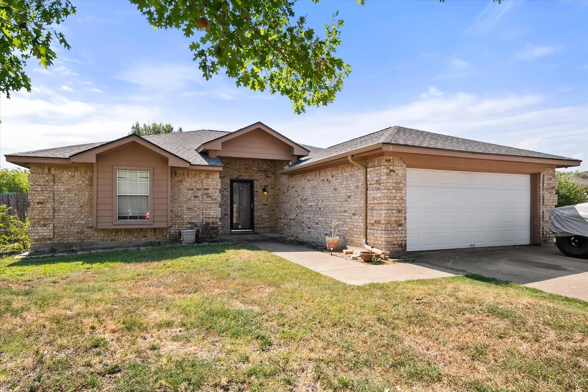Single Family Residence For Sale in Tarrant County , 7 Mills Court, Mansfield, Texas 76063, 3 Bedroom, 2 Bathroom, 2 Garage spaces, 1,777 Sqft, built in 1989, mls#21389722, Real Estate Agent in Mansfield, Homes For Sale in Tarrant county, Homes For Sale in Mansfield, Realtor in Mansfield Texas, Real Estate Brokerage Independent Realty Texas, Luminita Cordes Realtor