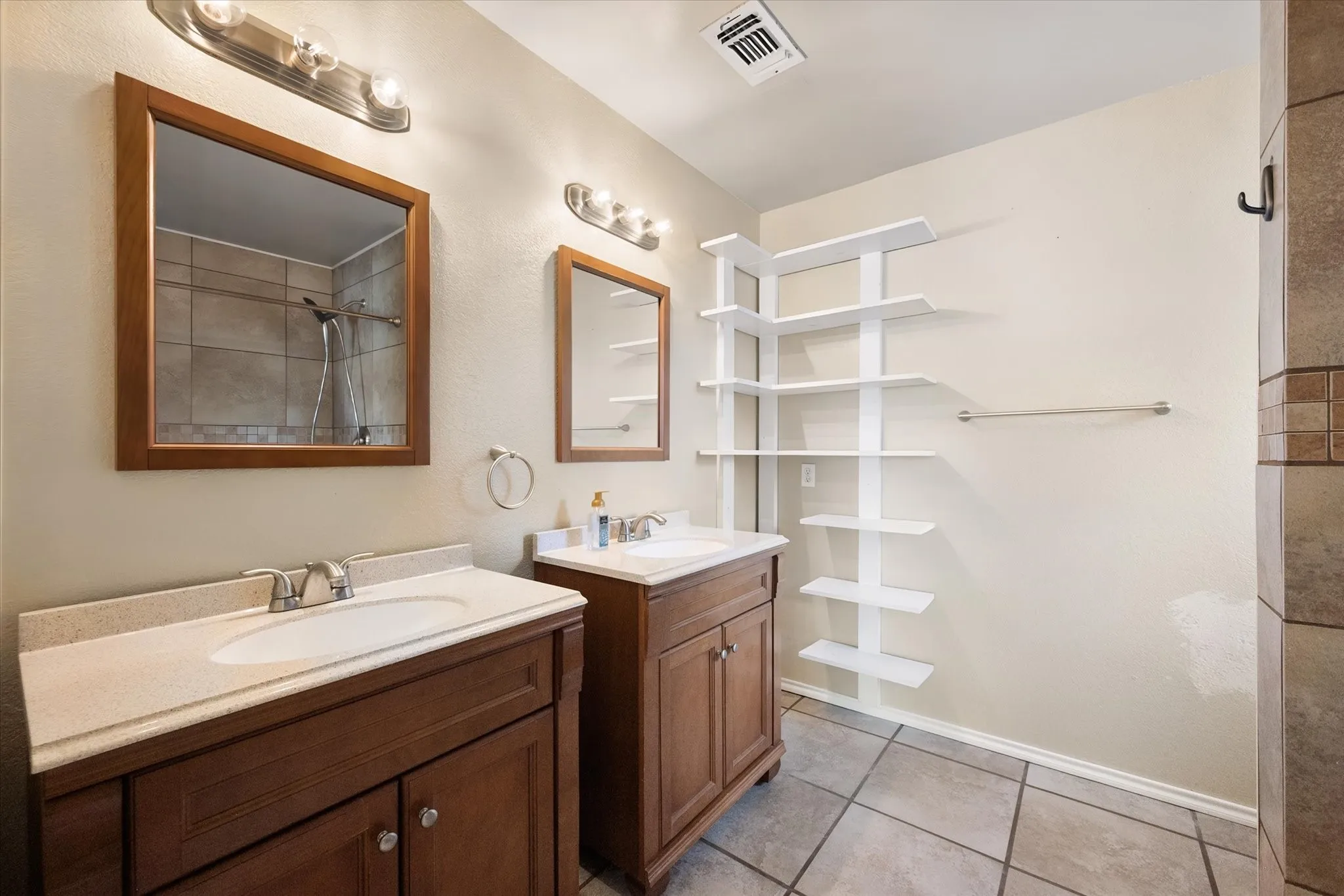Single Family Residence For Sale in Tarrant County , 7 Mills Court, Mansfield, Texas 76063, 3 Bedroom, 2 Bathroom, 2 Garage spaces, 1,777 Sqft, built in 1989, mls#21389722, Real Estate Agent in Mansfield, Homes For Sale in Tarrant county, Homes For Sale in Mansfield, Realtor in Mansfield Texas, Real Estate Brokerage Independent Realty Texas, Luminita Cordes Realtor