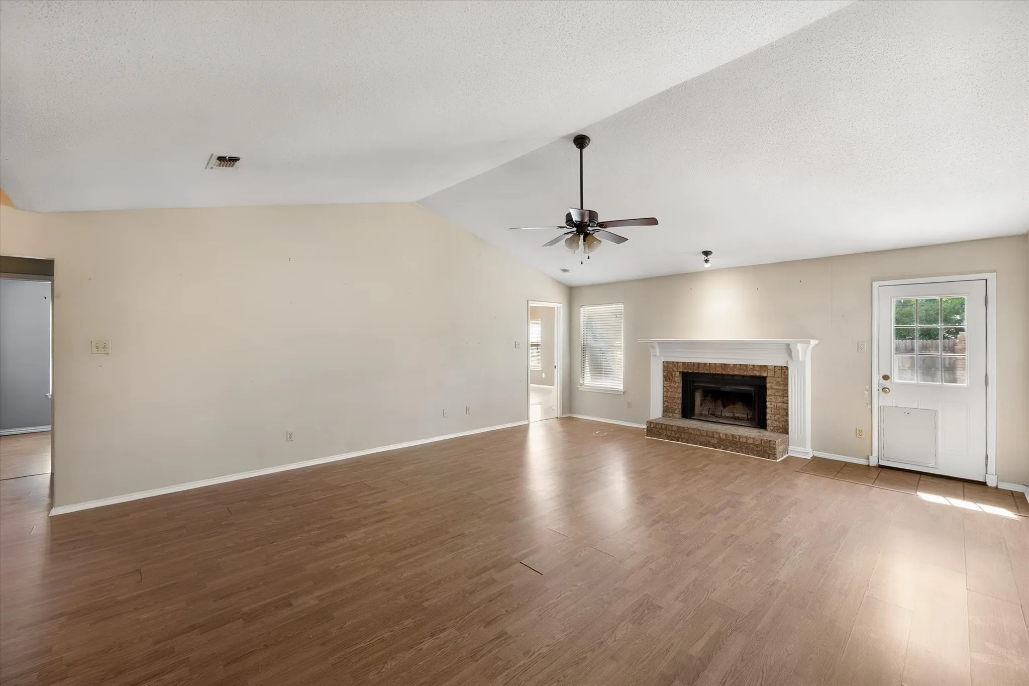 Single Family Residence For Sale in Tarrant County , 7 Mills Court, Mansfield, Texas 76063, 3 Bedroom, 2 Bathroom, 2 Garage spaces, 1,777 Sqft, built in 1989, mls#21389722, Real Estate Agent in Mansfield, Homes For Sale in Tarrant county, Homes For Sale in Mansfield, Realtor in Mansfield Texas, Real Estate Brokerage Independent Realty Texas, Luminita Cordes Realtor