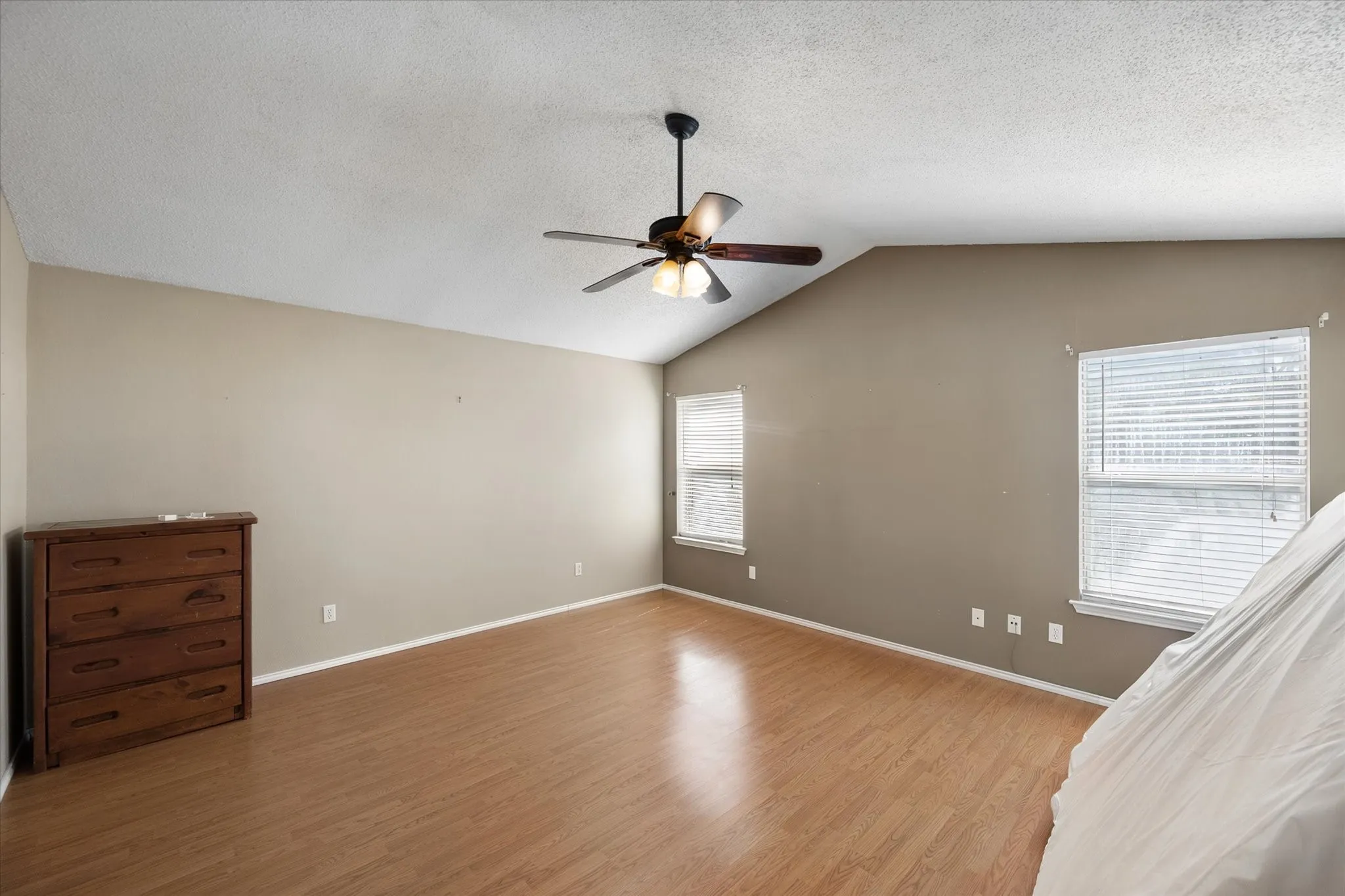 Single Family Residence For Sale in Tarrant County , 7 Mills Court, Mansfield, Texas 76063, 3 Bedroom, 2 Bathroom, 2 Garage spaces, 1,777 Sqft, built in 1989, mls#21389722, Real Estate Agent in Mansfield, Homes For Sale in Tarrant county, Homes For Sale in Mansfield, Realtor in Mansfield Texas, Real Estate Brokerage Independent Realty Texas, Luminita Cordes Realtor
