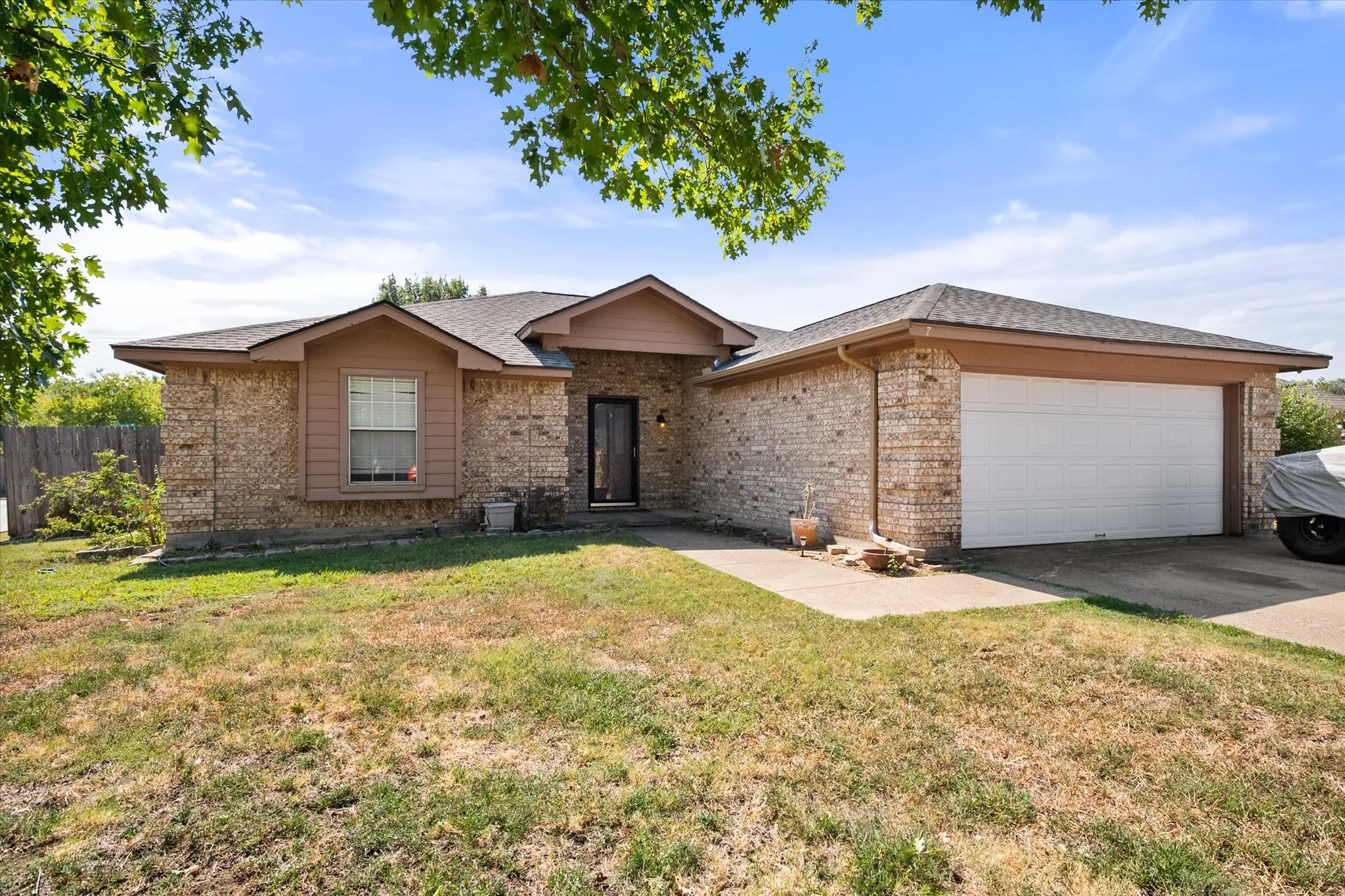 Single Family Residence For Sale in Tarrant County , 7 Mills Court, Mansfield, Texas 76063, 3 Bedroom, 2 Bathroom, 2 Garage spaces, 1,777 Sqft, built in 1989, mls#21389722, Real Estate Agent in Mansfield, Homes For Sale in Tarrant county, Homes For Sale in Mansfield, Realtor in Mansfield Texas, Real Estate Brokerage Independent Realty Texas, Luminita Cordes Realtor