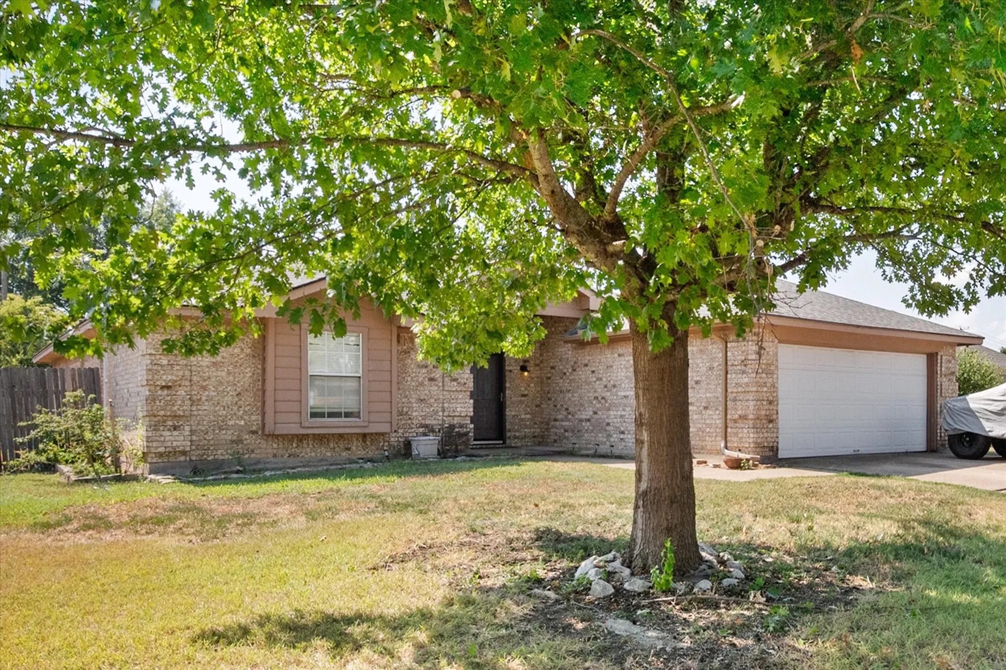 Single Family Residence For Sale in Tarrant County , 7 Mills Court, Mansfield, Texas 76063, 3 Bedroom, 2 Bathroom, 2 Garage spaces, 1,777 Sqft, built in 1989, mls#21389722, Real Estate Agent in Mansfield, Homes For Sale in Tarrant county, Homes For Sale in Mansfield, Realtor in Mansfield Texas, Real Estate Brokerage Independent Realty Texas, Luminita Cordes Realtor