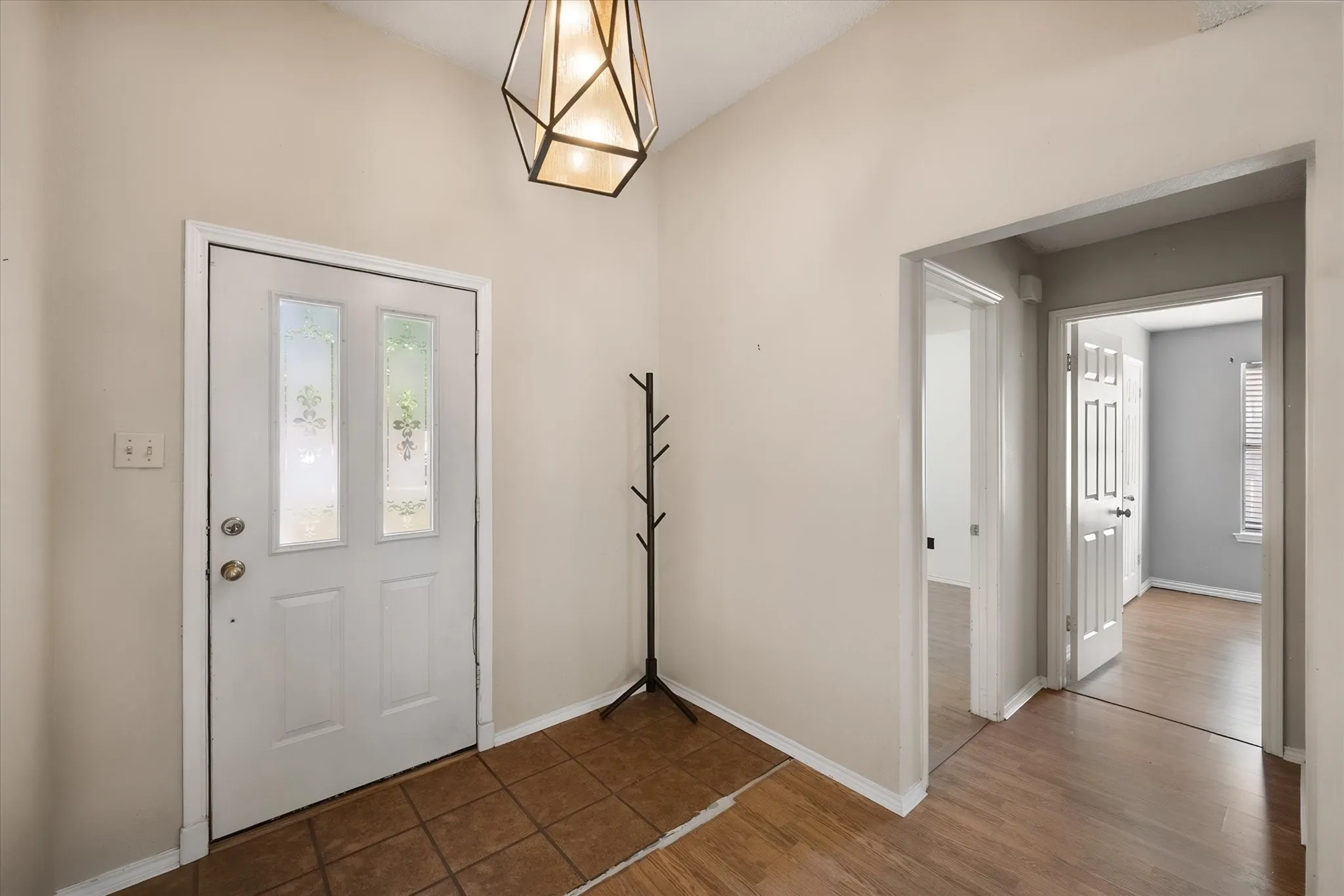 Single Family Residence For Sale in Tarrant County , 7 Mills Court, Mansfield, Texas 76063, 3 Bedroom, 2 Bathroom, 2 Garage spaces, 1,777 Sqft, built in 1989, mls#21389722, Real Estate Agent in Mansfield, Homes For Sale in Tarrant county, Homes For Sale in Mansfield, Realtor in Mansfield Texas, Real Estate Brokerage Independent Realty Texas, Luminita Cordes Realtor