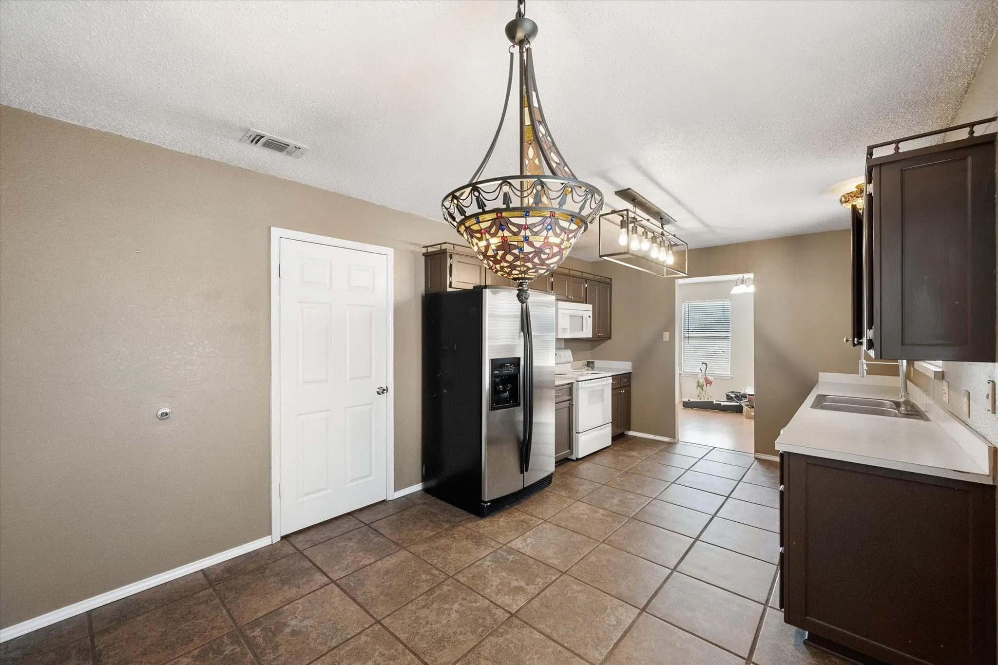 Single Family Residence For Sale in Tarrant County , 7 Mills Court, Mansfield, Texas 76063, 3 Bedroom, 2 Bathroom, 2 Garage spaces, 1,777 Sqft, built in 1989, mls#21389722, Real Estate Agent in Mansfield, Homes For Sale in Tarrant county, Homes For Sale in Mansfield, Realtor in Mansfield Texas, Real Estate Brokerage Independent Realty Texas, Luminita Cordes Realtor