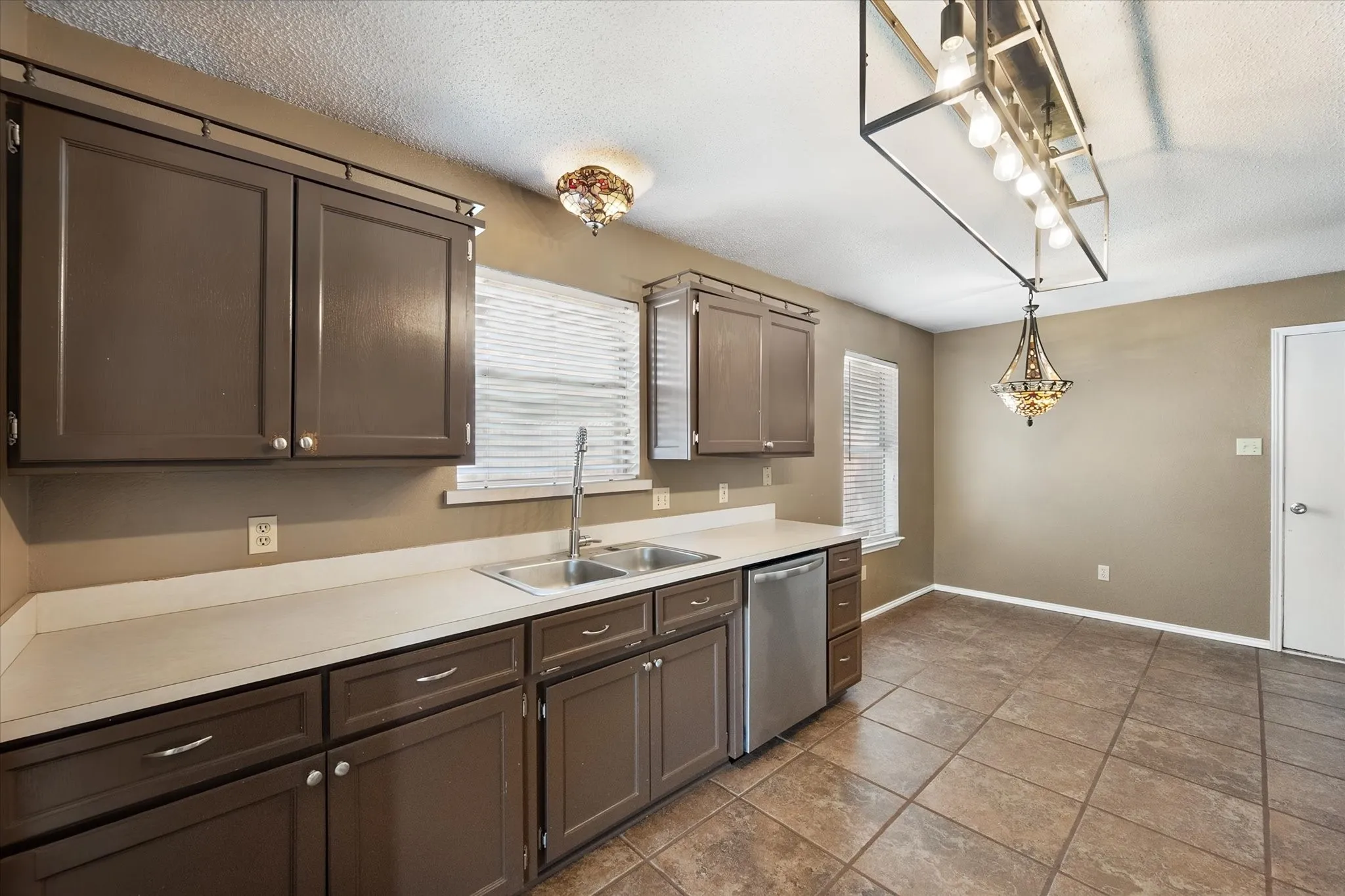 Single Family Residence For Sale in Tarrant County , 7 Mills Court, Mansfield, Texas 76063, 3 Bedroom, 2 Bathroom, 2 Garage spaces, 1,777 Sqft, built in 1989, mls#21389722, Real Estate Agent in Mansfield, Homes For Sale in Tarrant county, Homes For Sale in Mansfield, Realtor in Mansfield Texas, Real Estate Brokerage Independent Realty Texas, Luminita Cordes Realtor