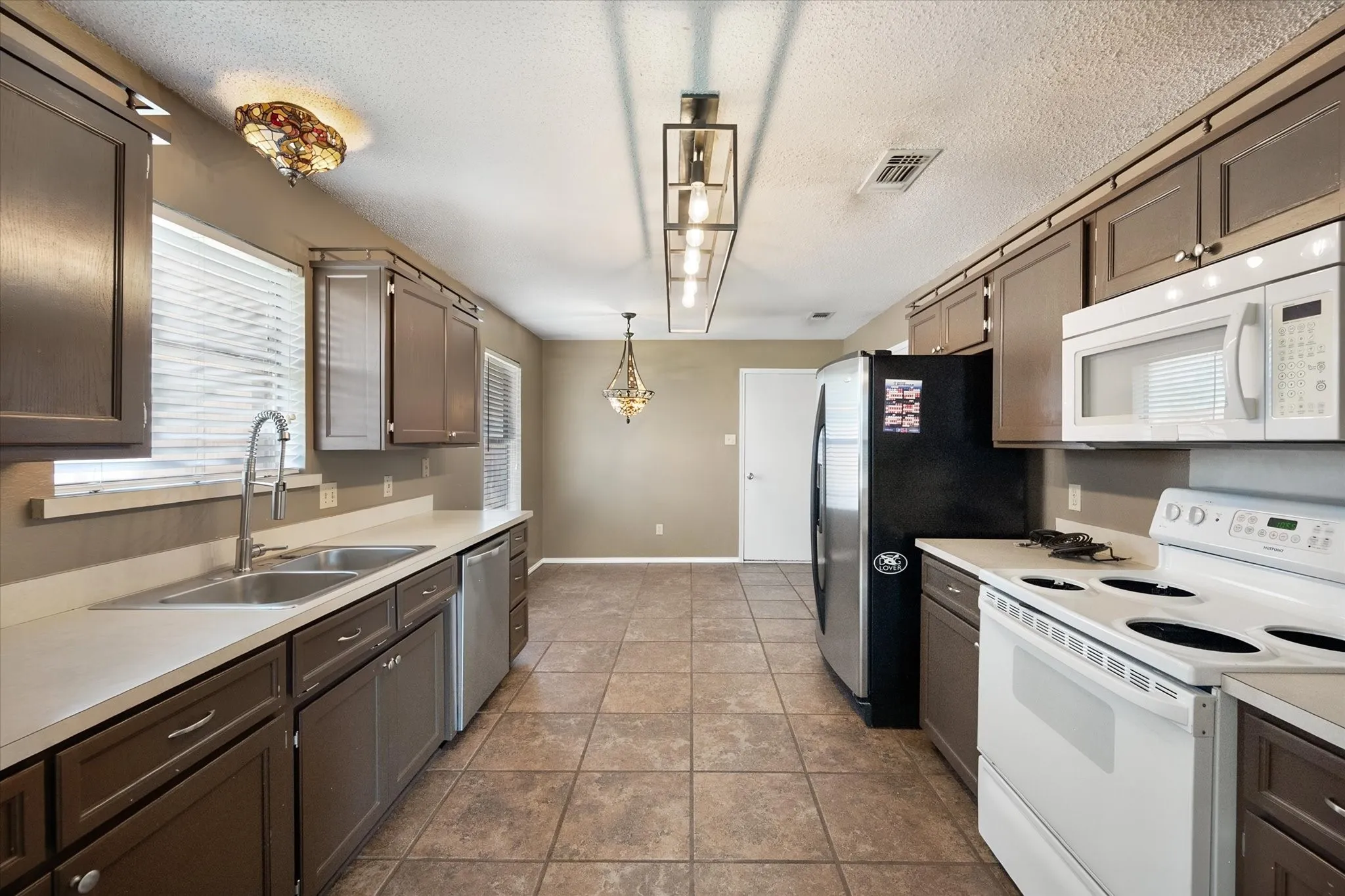 Single Family Residence For Sale in Tarrant County , 7 Mills Court, Mansfield, Texas 76063, 3 Bedroom, 2 Bathroom, 2 Garage spaces, 1,777 Sqft, built in 1989, mls#21389722, Real Estate Agent in Mansfield, Homes For Sale in Tarrant county, Homes For Sale in Mansfield, Realtor in Mansfield Texas, Real Estate Brokerage Independent Realty Texas, Luminita Cordes Realtor