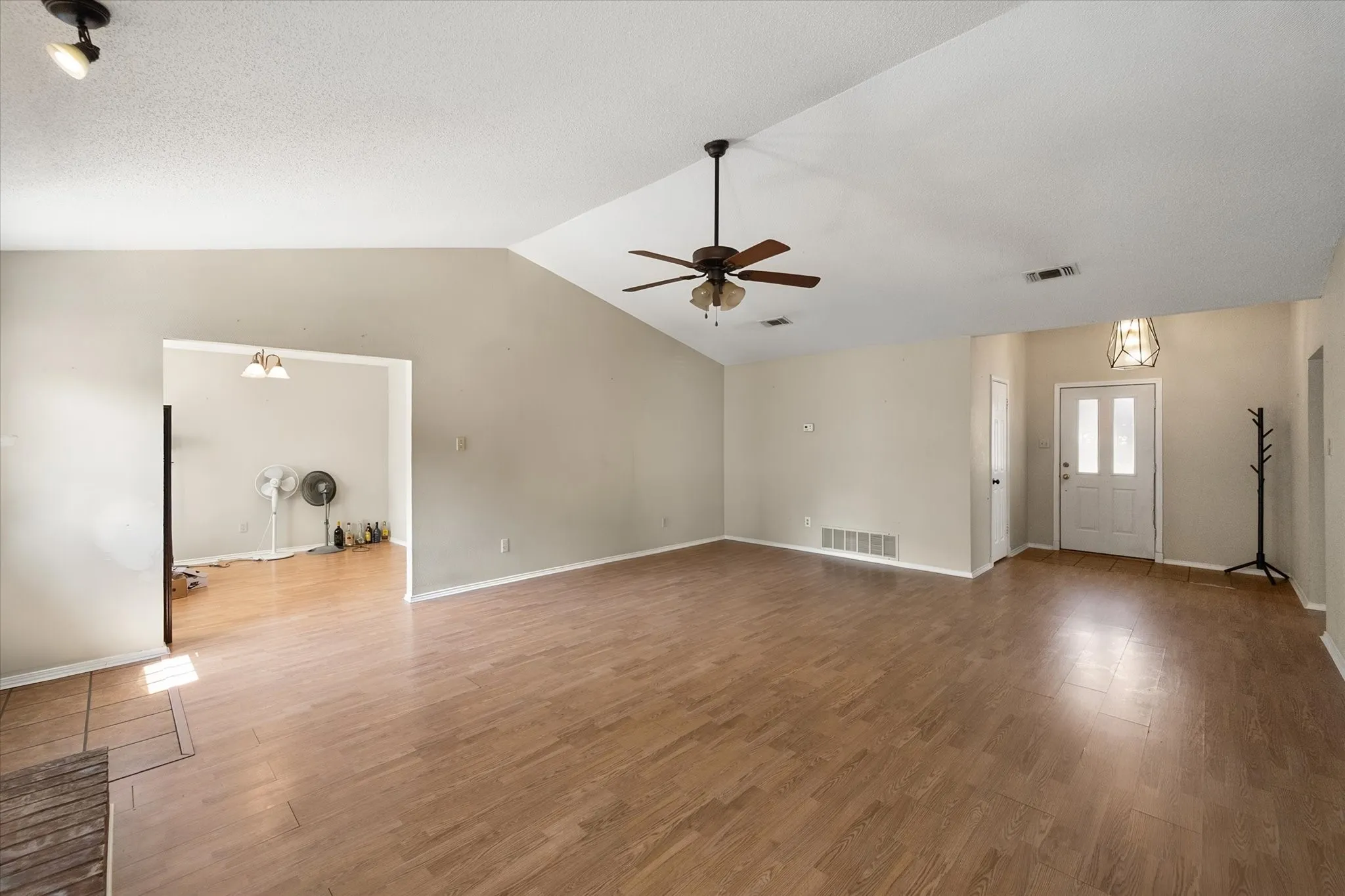 Single Family Residence For Sale in Tarrant County , 7 Mills Court, Mansfield, Texas 76063, 3 Bedroom, 2 Bathroom, 2 Garage spaces, 1,777 Sqft, built in 1989, mls#21389722, Real Estate Agent in Mansfield, Homes For Sale in Tarrant county, Homes For Sale in Mansfield, Realtor in Mansfield Texas, Real Estate Brokerage Independent Realty Texas, Luminita Cordes Realtor