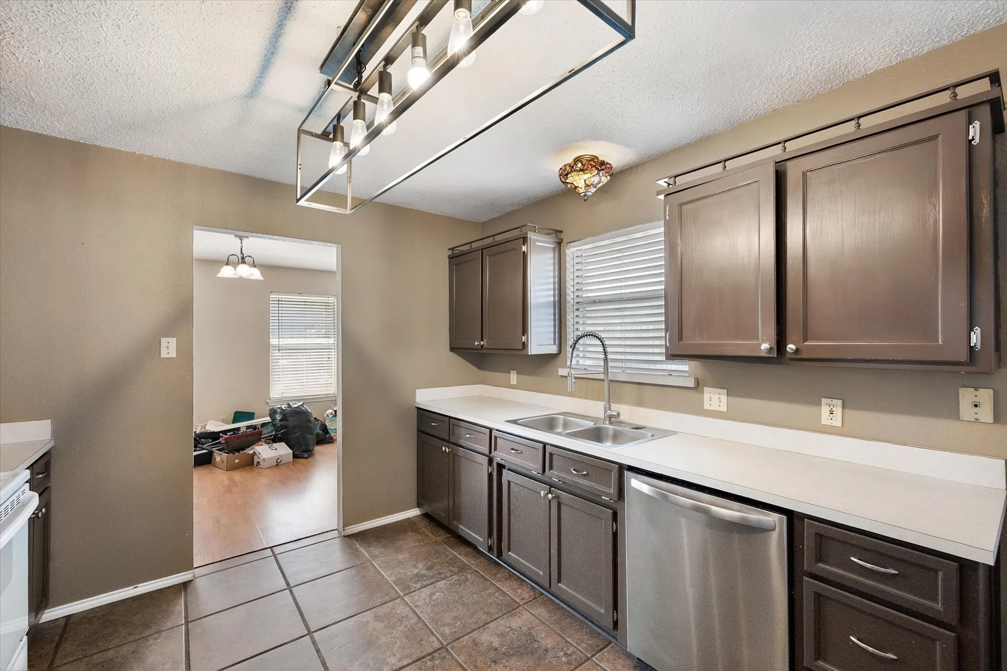 Single Family Residence For Sale in Tarrant County , 7 Mills Court, Mansfield, Texas 76063, 3 Bedroom, 2 Bathroom, 2 Garage spaces, 1,777 Sqft, built in 1989, mls#21389722, Real Estate Agent in Mansfield, Homes For Sale in Tarrant county, Homes For Sale in Mansfield, Realtor in Mansfield Texas, Real Estate Brokerage Independent Realty Texas, Luminita Cordes Realtor