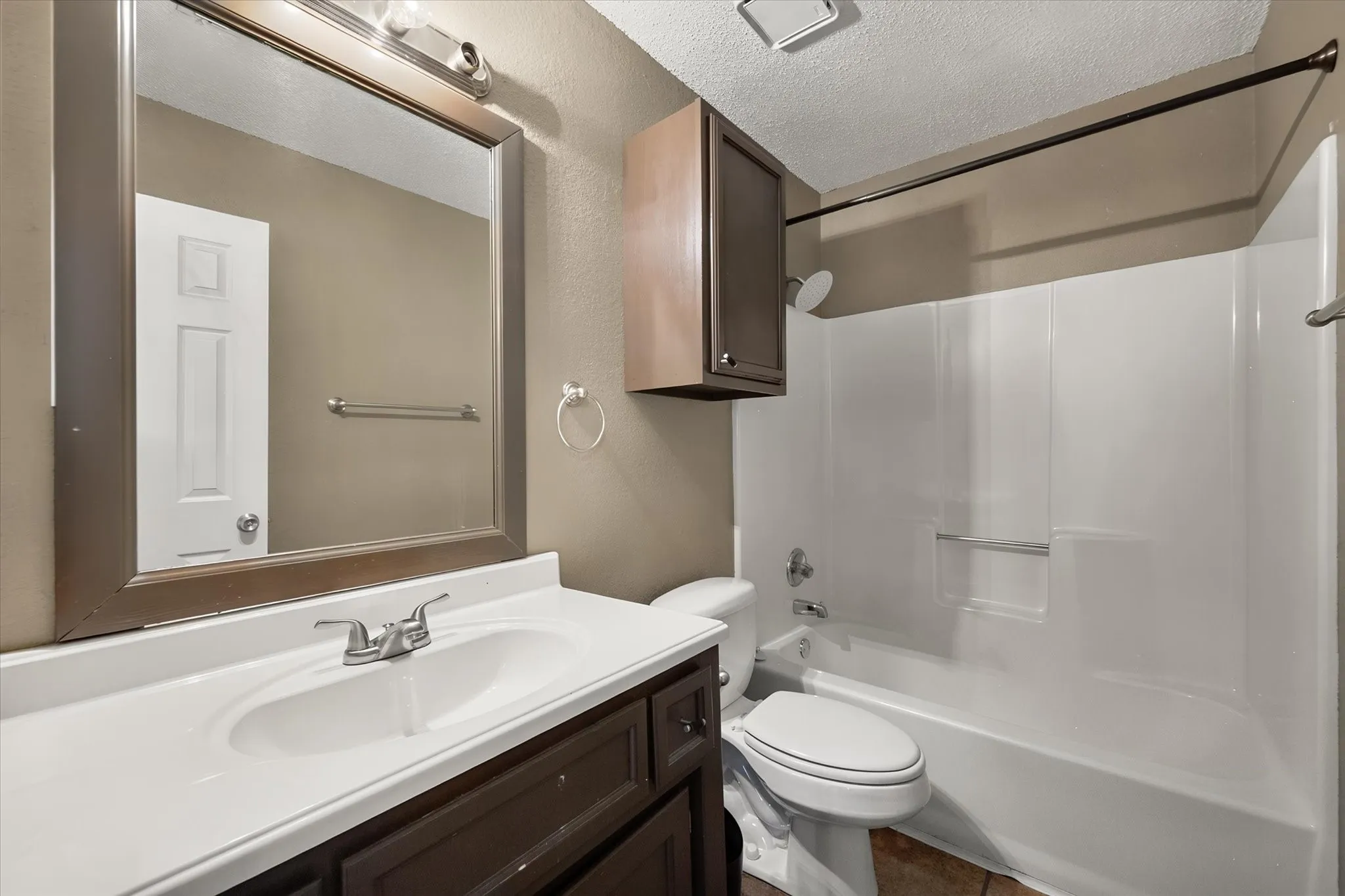 Single Family Residence For Sale in Tarrant County , 7 Mills Court, Mansfield, Texas 76063, 3 Bedroom, 2 Bathroom, 2 Garage spaces, 1,777 Sqft, built in 1989, mls#21389722, Real Estate Agent in Mansfield, Homes For Sale in Tarrant county, Homes For Sale in Mansfield, Realtor in Mansfield Texas, Real Estate Brokerage Independent Realty Texas, Luminita Cordes Realtor