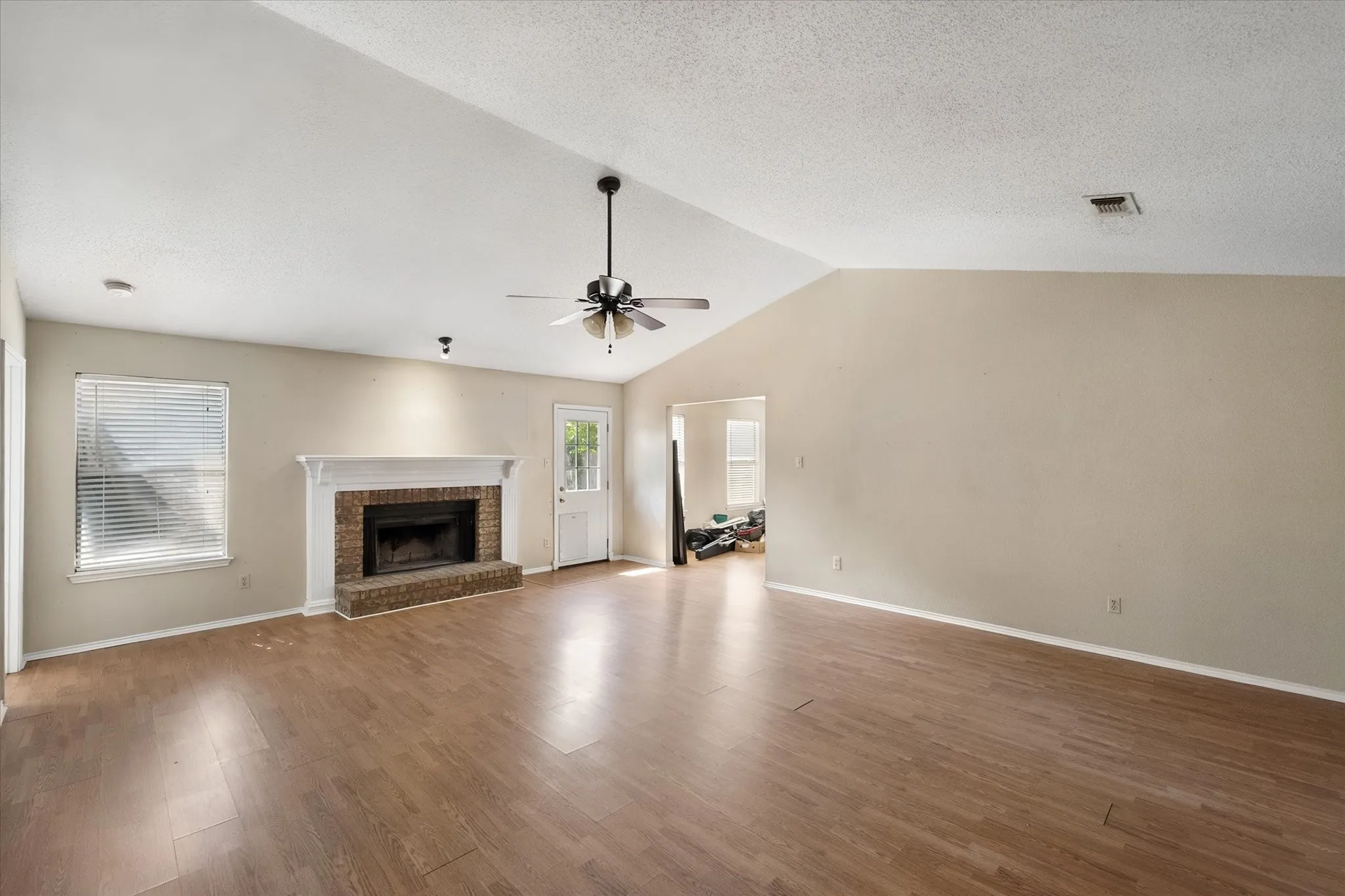 Single Family Residence For Sale in Tarrant County , 7 Mills Court, Mansfield, Texas 76063, 3 Bedroom, 2 Bathroom, 2 Garage spaces, 1,777 Sqft, built in 1989, mls#21389722, Real Estate Agent in Mansfield, Homes For Sale in Tarrant county, Homes For Sale in Mansfield, Realtor in Mansfield Texas, Real Estate Brokerage Independent Realty Texas, Luminita Cordes Realtor