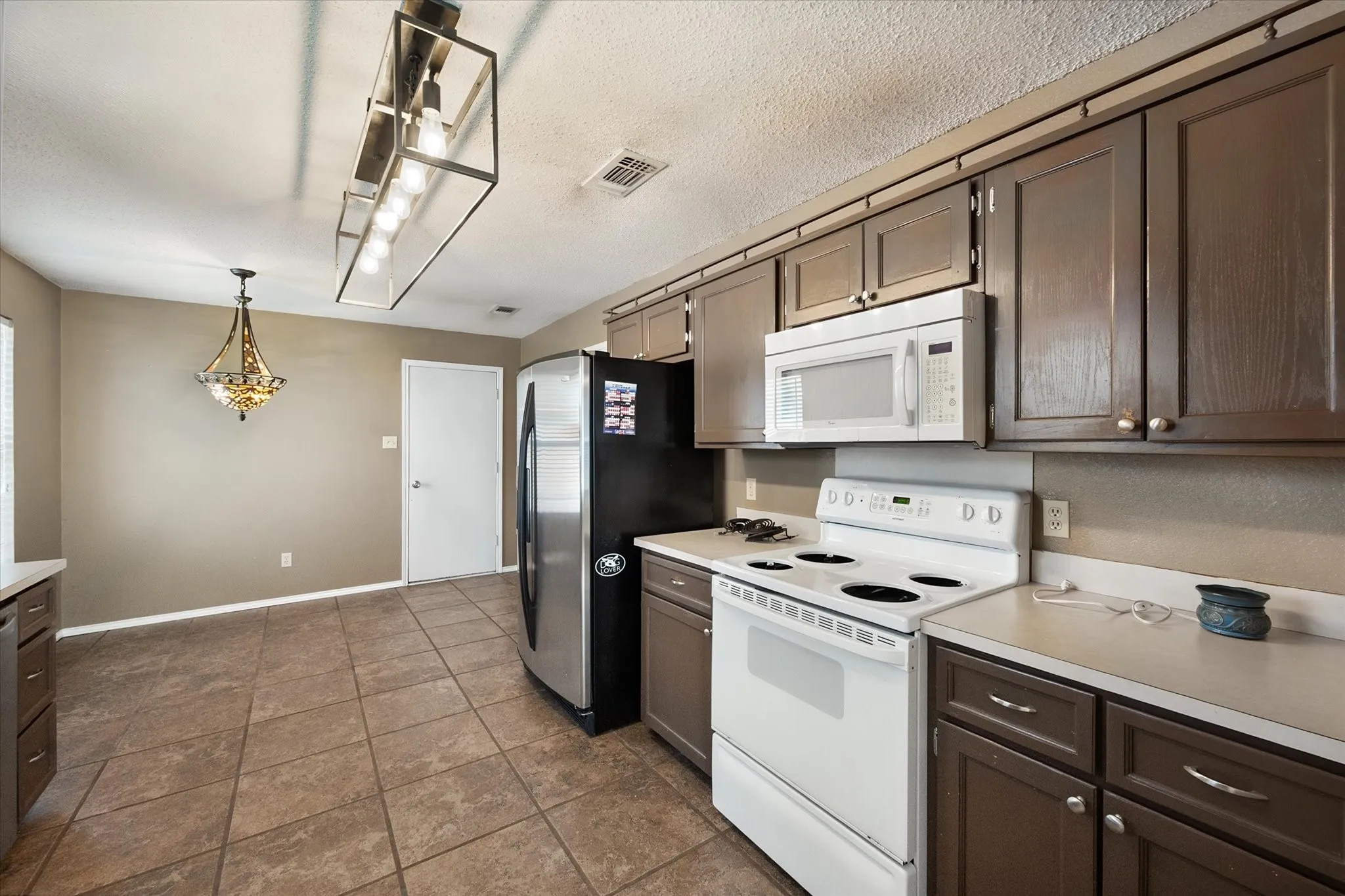 Single Family Residence For Sale in Tarrant County , 7 Mills Court, Mansfield, Texas 76063, 3 Bedroom, 2 Bathroom, 2 Garage spaces, 1,777 Sqft, built in 1989, mls#21389722, Real Estate Agent in Mansfield, Homes For Sale in Tarrant county, Homes For Sale in Mansfield, Realtor in Mansfield Texas, Real Estate Brokerage Independent Realty Texas, Luminita Cordes Realtor