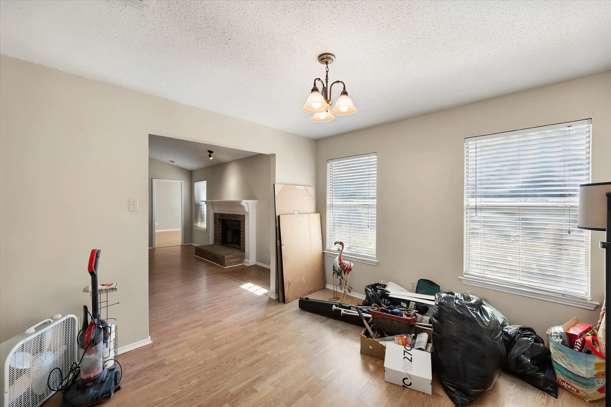 Single Family Residence For Sale in Tarrant County , 7 Mills Court, Mansfield, Texas 76063, 3 Bedroom, 2 Bathroom, 2 Garage spaces, 1,777 Sqft, built in 1989, mls#21389722, Real Estate Agent in Mansfield, Homes For Sale in Tarrant county, Homes For Sale in Mansfield, Realtor in Mansfield Texas, Real Estate Brokerage Independent Realty Texas, Luminita Cordes Realtor
