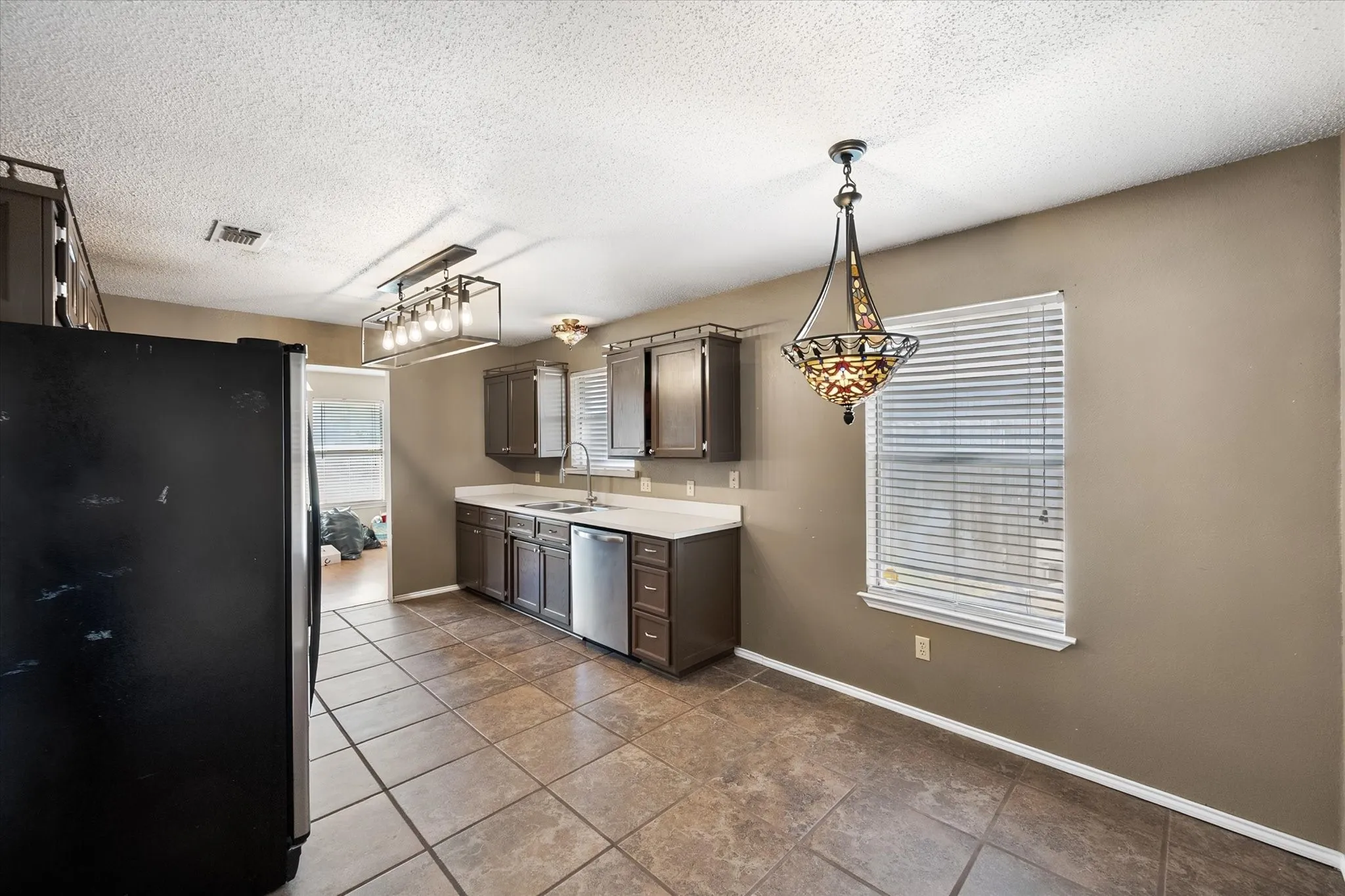 Single Family Residence For Sale in Tarrant County , 7 Mills Court, Mansfield, Texas 76063, 3 Bedroom, 2 Bathroom, 2 Garage spaces, 1,777 Sqft, built in 1989, mls#21389722, Real Estate Agent in Mansfield, Homes For Sale in Tarrant county, Homes For Sale in Mansfield, Realtor in Mansfield Texas, Real Estate Brokerage Independent Realty Texas, Luminita Cordes Realtor