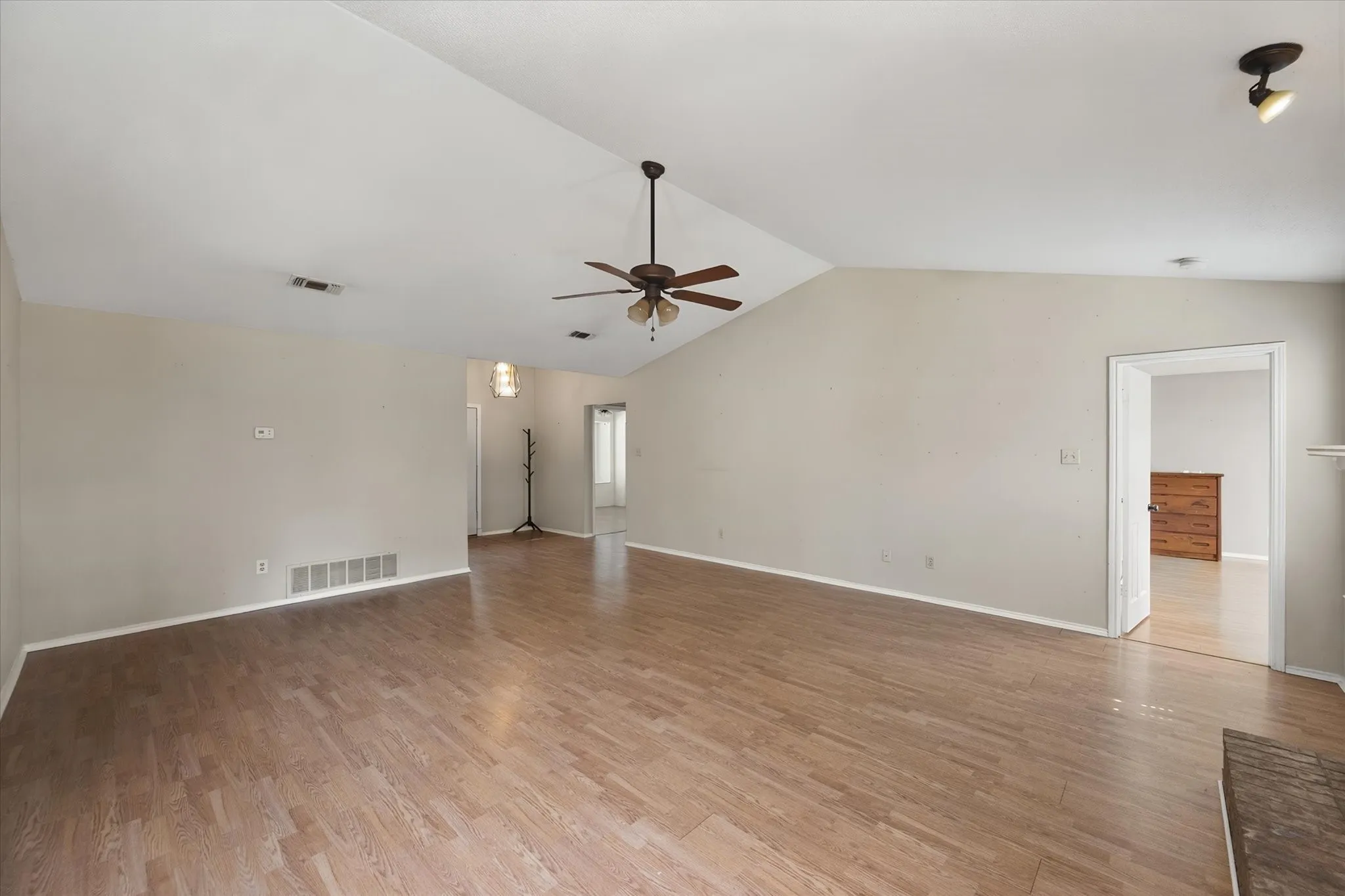 Single Family Residence For Sale in Tarrant County , 7 Mills Court, Mansfield, Texas 76063, 3 Bedroom, 2 Bathroom, 2 Garage spaces, 1,777 Sqft, built in 1989, mls#21389722, Real Estate Agent in Mansfield, Homes For Sale in Tarrant county, Homes For Sale in Mansfield, Realtor in Mansfield Texas, Real Estate Brokerage Independent Realty Texas, Luminita Cordes Realtor