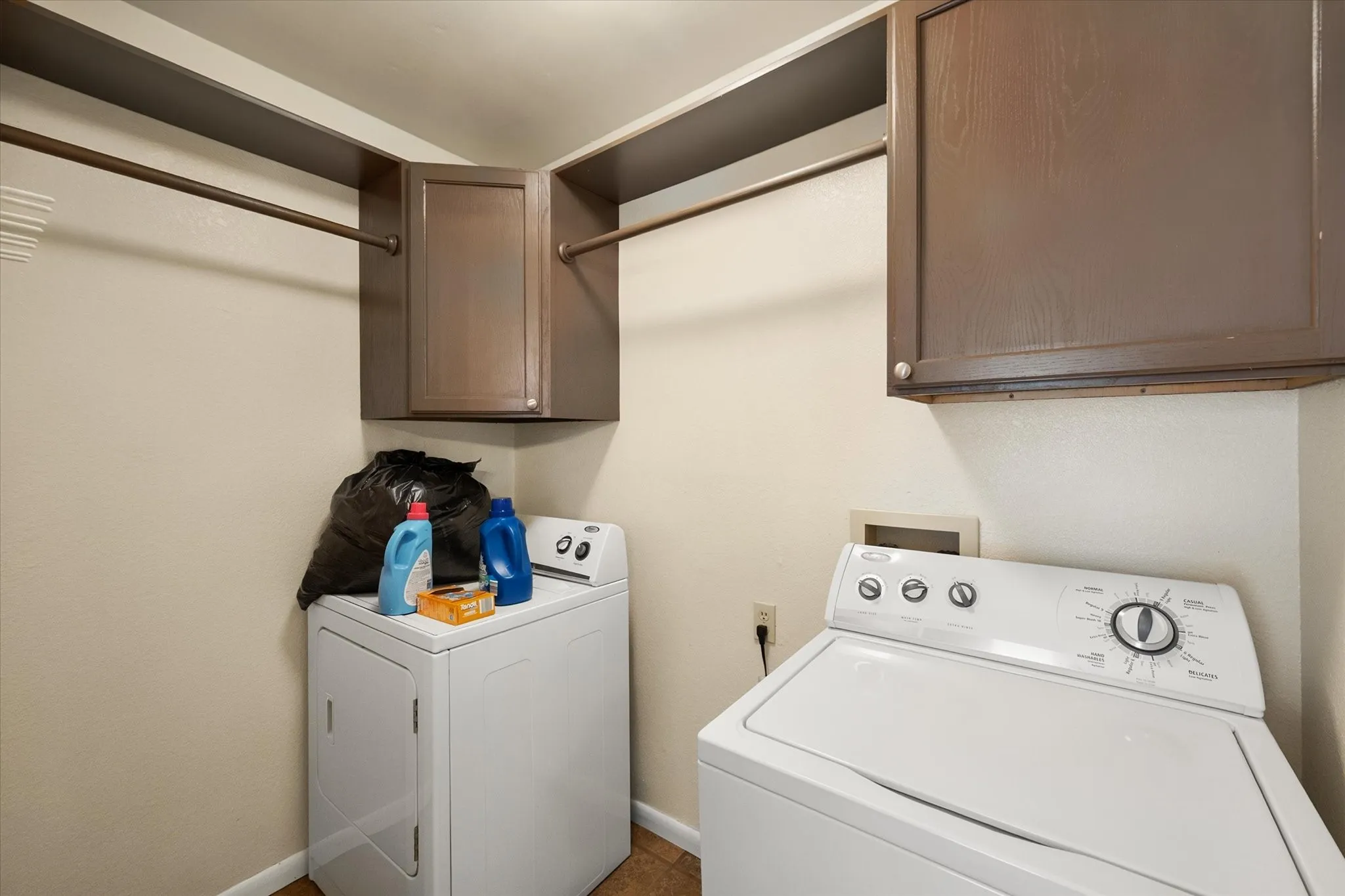 Single Family Residence For Sale in Tarrant County , 7 Mills Court, Mansfield, Texas 76063, 3 Bedroom, 2 Bathroom, 2 Garage spaces, 1,777 Sqft, built in 1989, mls#21389722, Real Estate Agent in Mansfield, Homes For Sale in Tarrant county, Homes For Sale in Mansfield, Realtor in Mansfield Texas, Real Estate Brokerage Independent Realty Texas, Luminita Cordes Realtor