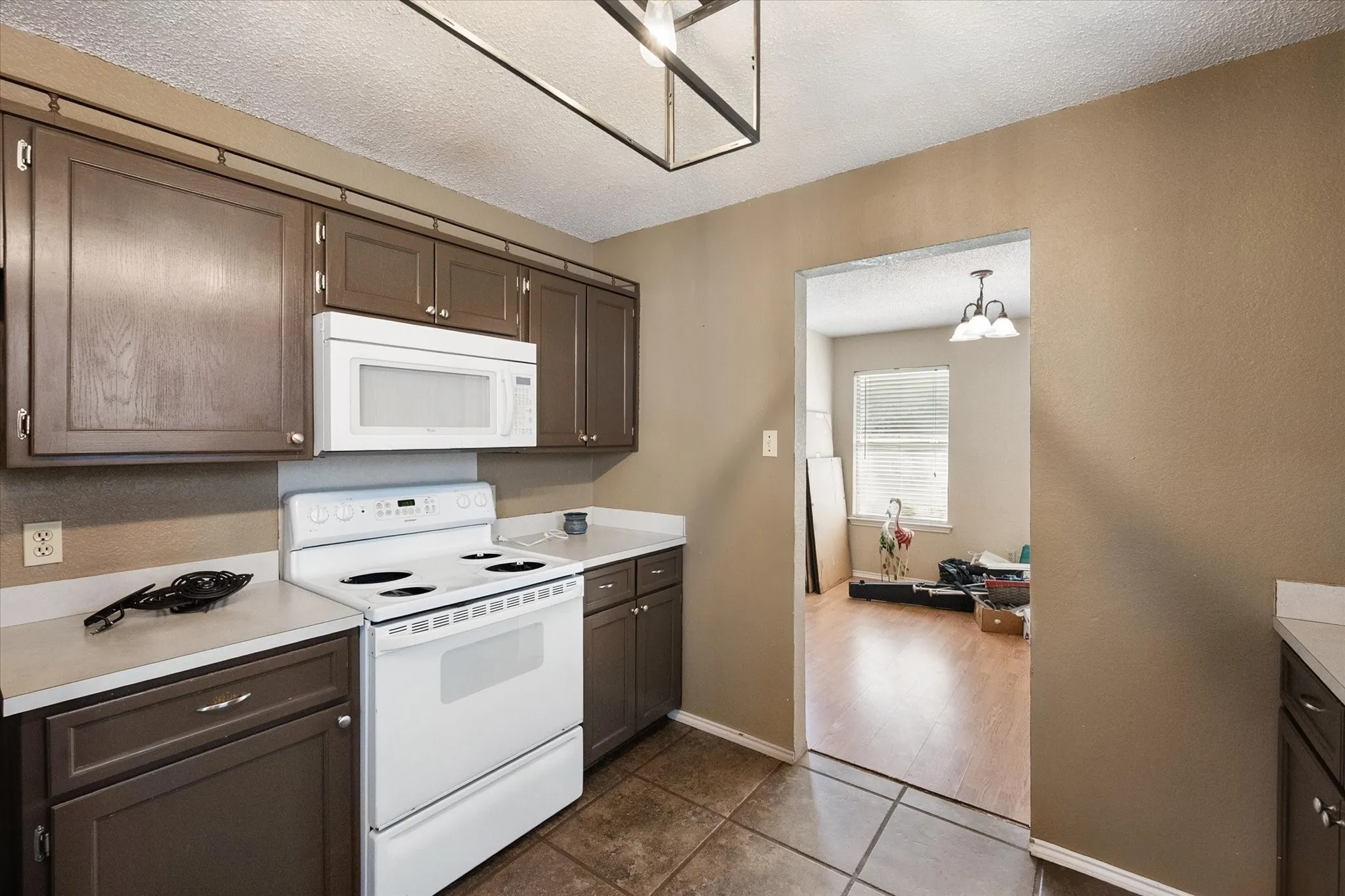Single Family Residence For Sale in Tarrant County , 7 Mills Court, Mansfield, Texas 76063, 3 Bedroom, 2 Bathroom, 2 Garage spaces, 1,777 Sqft, built in 1989, mls#21389722, Real Estate Agent in Mansfield, Homes For Sale in Tarrant county, Homes For Sale in Mansfield, Realtor in Mansfield Texas, Real Estate Brokerage Independent Realty Texas, Luminita Cordes Realtor