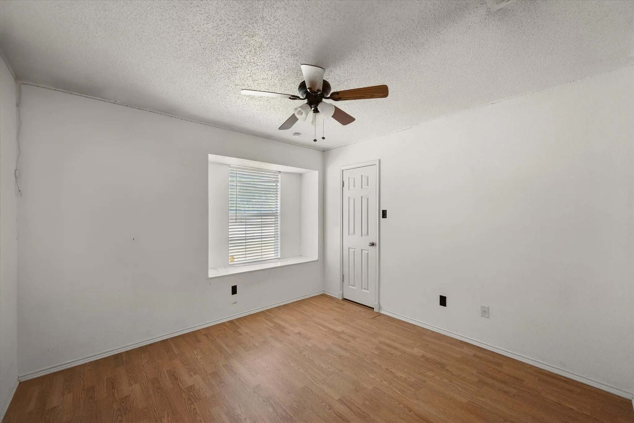 Single Family Residence For Sale in Tarrant County , 7 Mills Court, Mansfield, Texas 76063, 3 Bedroom, 2 Bathroom, 2 Garage spaces, 1,777 Sqft, built in 1989, mls#21389722, Real Estate Agent in Mansfield, Homes For Sale in Tarrant county, Homes For Sale in Mansfield, Realtor in Mansfield Texas, Real Estate Brokerage Independent Realty Texas, Luminita Cordes Realtor