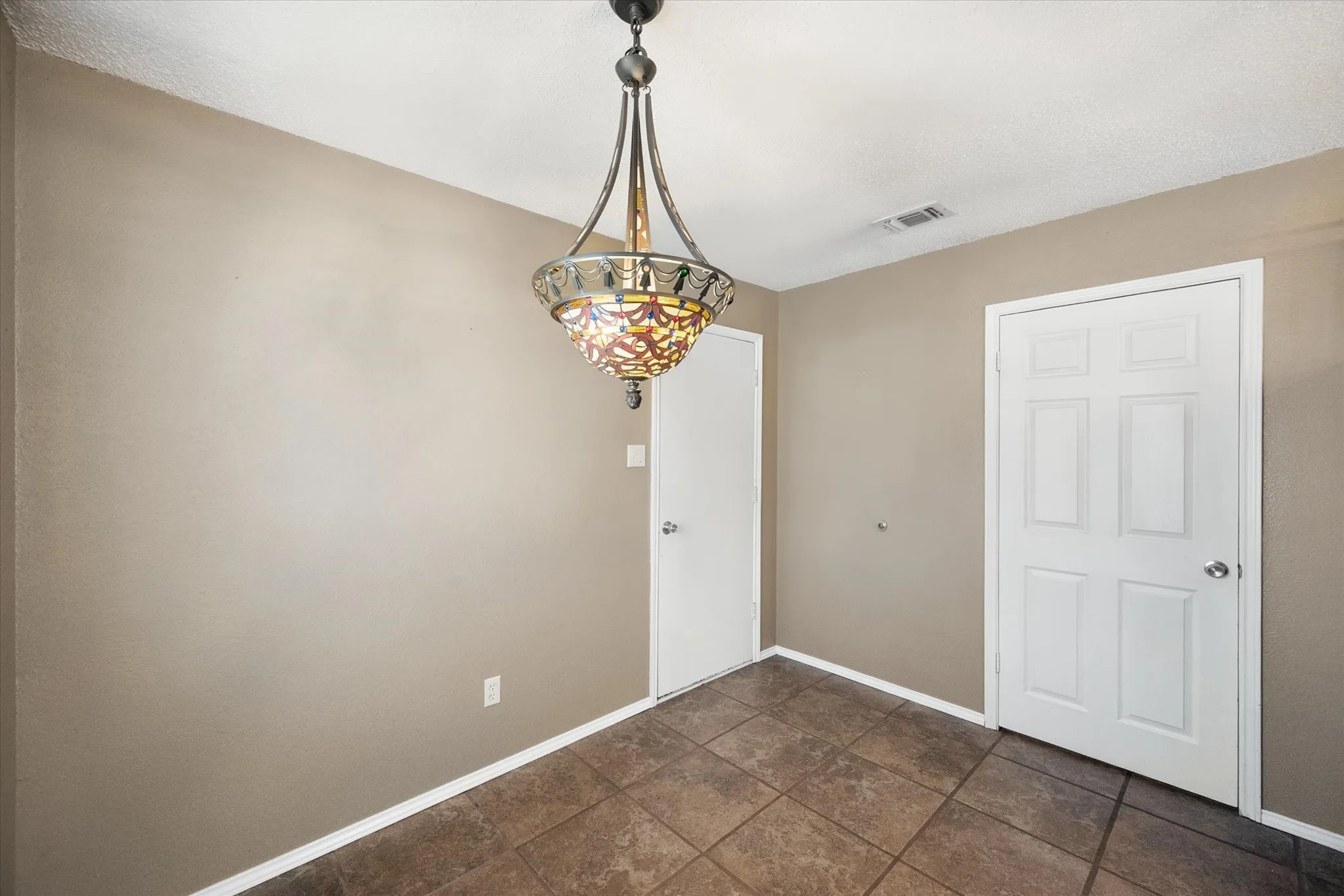 Single Family Residence For Sale in Tarrant County , 7 Mills Court, Mansfield, Texas 76063, 3 Bedroom, 2 Bathroom, 2 Garage spaces, 1,777 Sqft, built in 1989, mls#21389722, Real Estate Agent in Mansfield, Homes For Sale in Tarrant county, Homes For Sale in Mansfield, Realtor in Mansfield Texas, Real Estate Brokerage Independent Realty Texas, Luminita Cordes Realtor