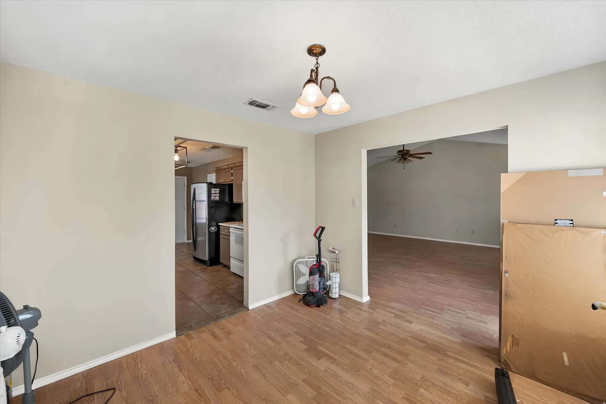 Single Family Residence For Sale in Tarrant County , 7 Mills Court, Mansfield, Texas 76063, 3 Bedroom, 2 Bathroom, 2 Garage spaces, 1,777 Sqft, built in 1989, mls#21389722, Real Estate Agent in Mansfield, Homes For Sale in Tarrant county, Homes For Sale in Mansfield, Realtor in Mansfield Texas, Real Estate Brokerage Independent Realty Texas, Luminita Cordes Realtor