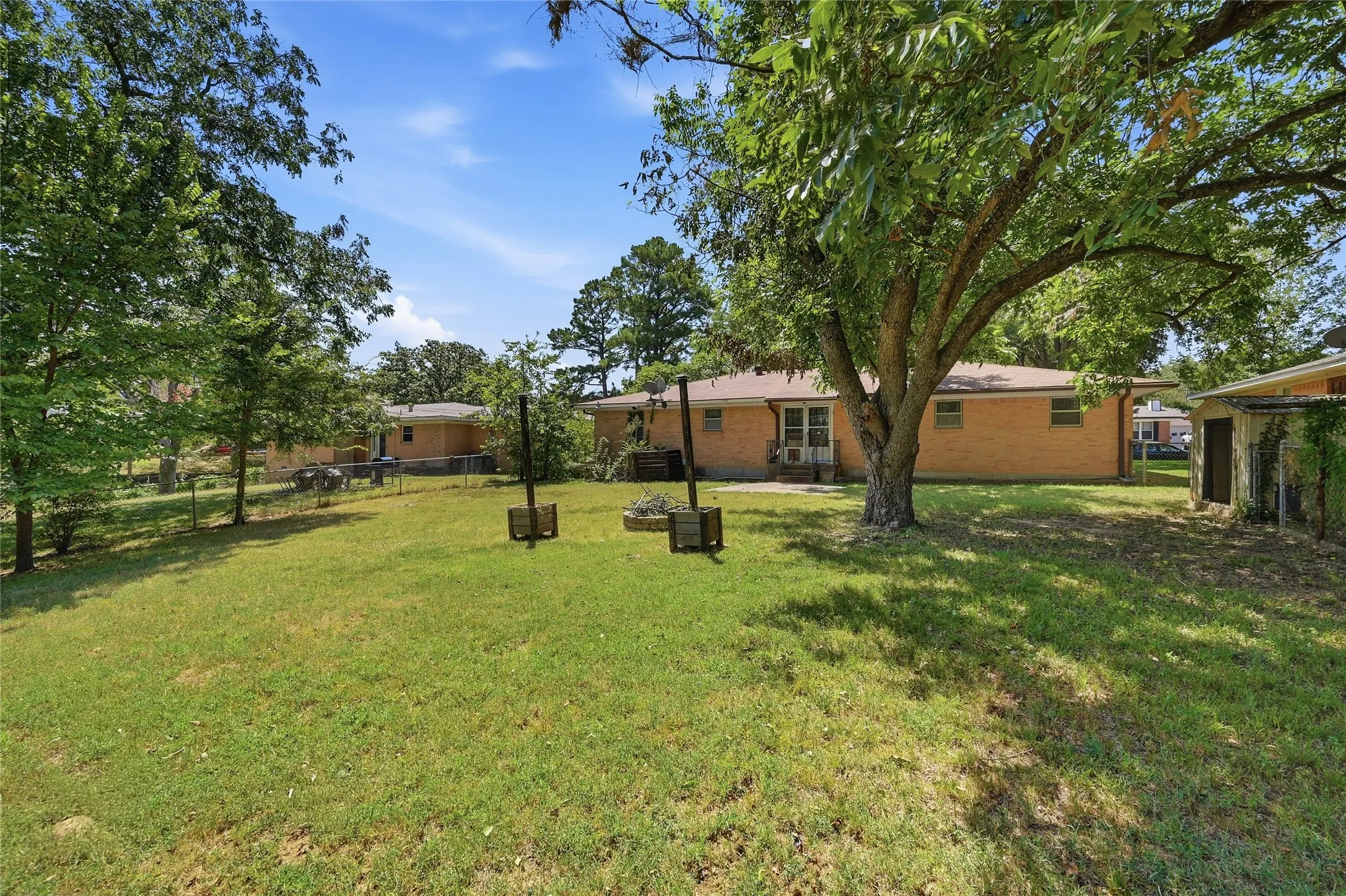 Single Family Residence For Sale in Grayson County , 1303 Lafayette Drive, Denison, Texas 75020, 3 Bedroom, 2 Bathroom, 2 Garage spaces, 1,352 Sqft, built in 1960, mls#21391354, Real Estate Agent in Denison, Homes For Sale in Grayson county, Homes For Sale in Denison, Realtor in Denison Texas, Real Estate Brokerage Independent Realty Texas, Luminita Cordes Realtor