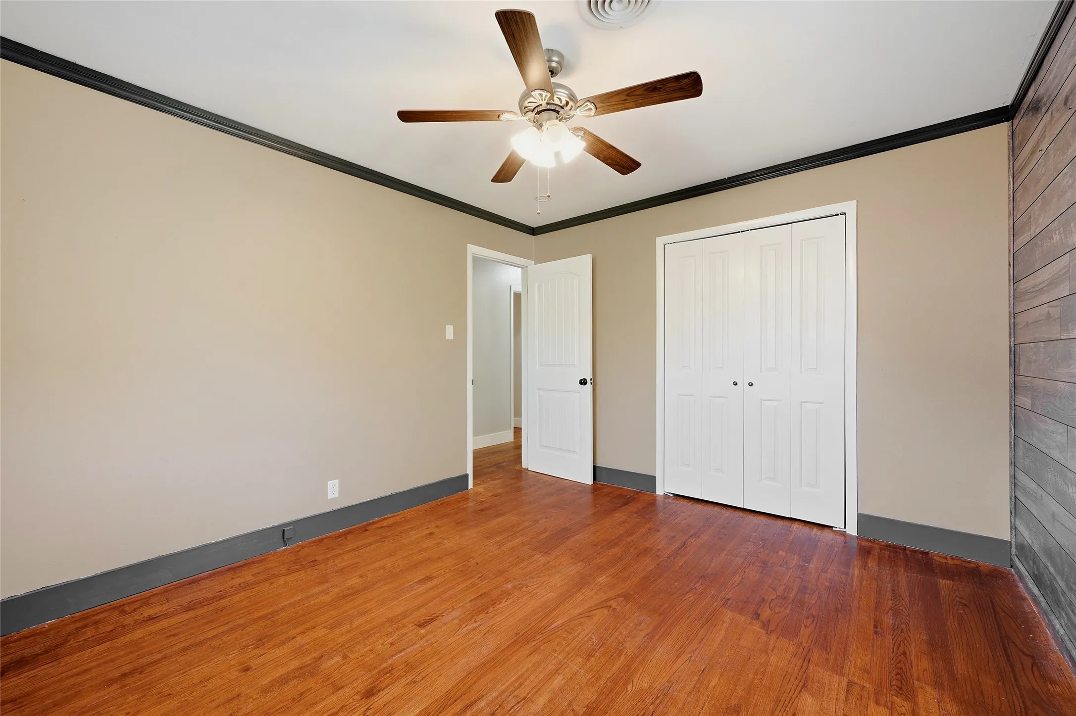 Single Family Residence For Sale in Grayson County , 1303 Lafayette Drive, Denison, Texas 75020, 3 Bedroom, 2 Bathroom, 2 Garage spaces, 1,352 Sqft, built in 1960, mls#21391354, Real Estate Agent in Denison, Homes For Sale in Grayson county, Homes For Sale in Denison, Realtor in Denison Texas, Real Estate Brokerage Independent Realty Texas, Luminita Cordes Realtor