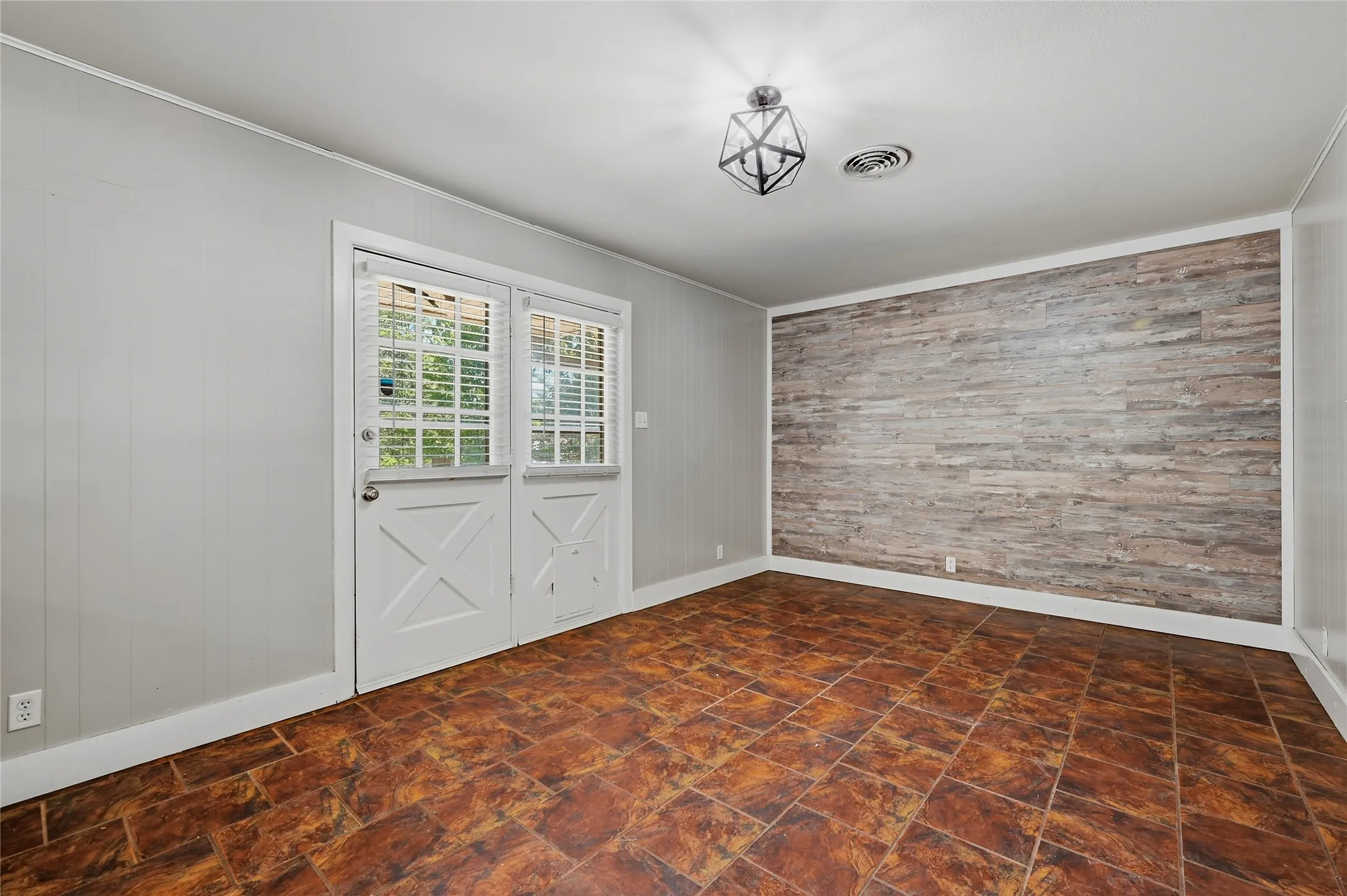 Single Family Residence For Sale in Grayson County , 1303 Lafayette Drive, Denison, Texas 75020, 3 Bedroom, 2 Bathroom, 2 Garage spaces, 1,352 Sqft, built in 1960, mls#21391354, Real Estate Agent in Denison, Homes For Sale in Grayson county, Homes For Sale in Denison, Realtor in Denison Texas, Real Estate Brokerage Independent Realty Texas, Luminita Cordes Realtor