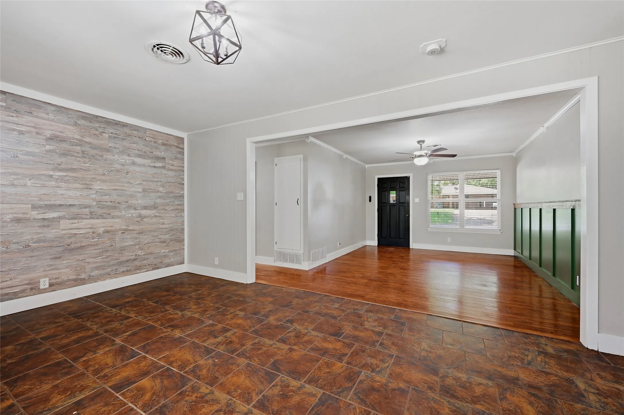 Single Family Residence For Sale in Grayson County , 1303 Lafayette Drive, Denison, Texas 75020, 3 Bedroom, 2 Bathroom, 2 Garage spaces, 1,352 Sqft, built in 1960, mls#21391354, Real Estate Agent in Denison, Homes For Sale in Grayson county, Homes For Sale in Denison, Realtor in Denison Texas, Real Estate Brokerage Independent Realty Texas, Luminita Cordes Realtor