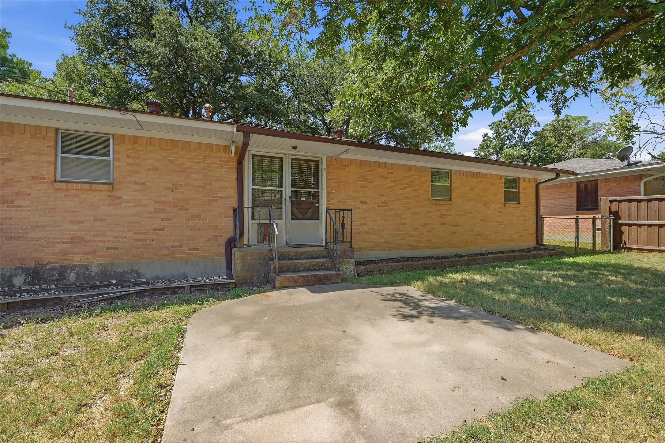 Single Family Residence For Sale in Grayson County , 1303 Lafayette Drive, Denison, Texas 75020, 3 Bedroom, 2 Bathroom, 2 Garage spaces, 1,352 Sqft, built in 1960, mls#21391354, Real Estate Agent in Denison, Homes For Sale in Grayson county, Homes For Sale in Denison, Realtor in Denison Texas, Real Estate Brokerage Independent Realty Texas, Luminita Cordes Realtor