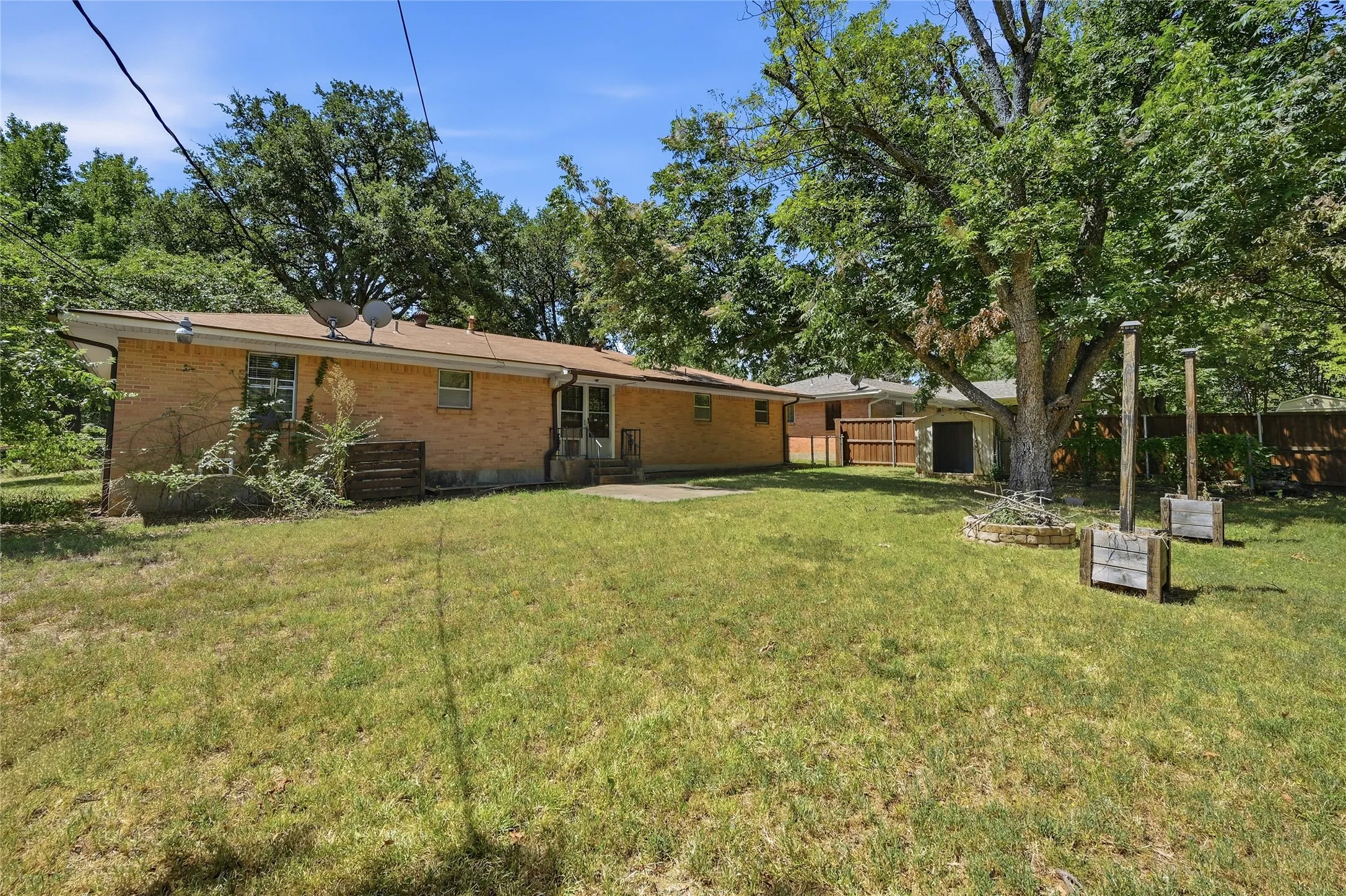 Single Family Residence For Sale in Grayson County , 1303 Lafayette Drive, Denison, Texas 75020, 3 Bedroom, 2 Bathroom, 2 Garage spaces, 1,352 Sqft, built in 1960, mls#21391354, Real Estate Agent in Denison, Homes For Sale in Grayson county, Homes For Sale in Denison, Realtor in Denison Texas, Real Estate Brokerage Independent Realty Texas, Luminita Cordes Realtor