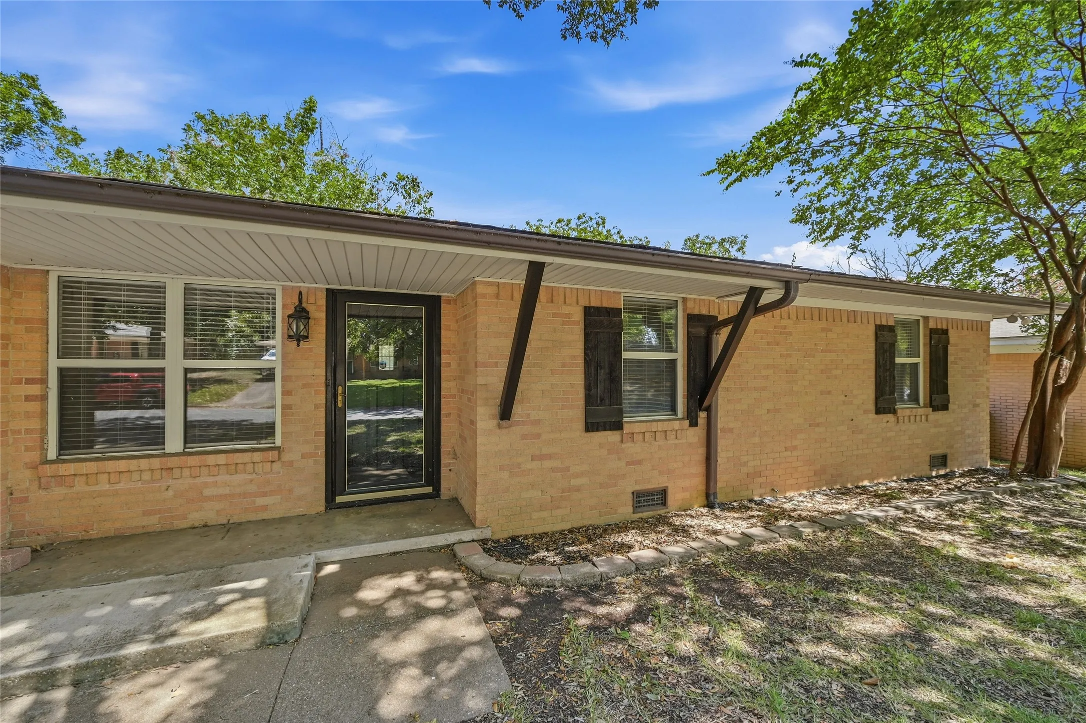 Single Family Residence For Sale in Grayson County , 1303 Lafayette Drive, Denison, Texas 75020, 3 Bedroom, 2 Bathroom, 2 Garage spaces, 1,352 Sqft, built in 1960, mls#21391354, Real Estate Agent in Denison, Homes For Sale in Grayson county, Homes For Sale in Denison, Realtor in Denison Texas, Real Estate Brokerage Independent Realty Texas, Luminita Cordes Realtor