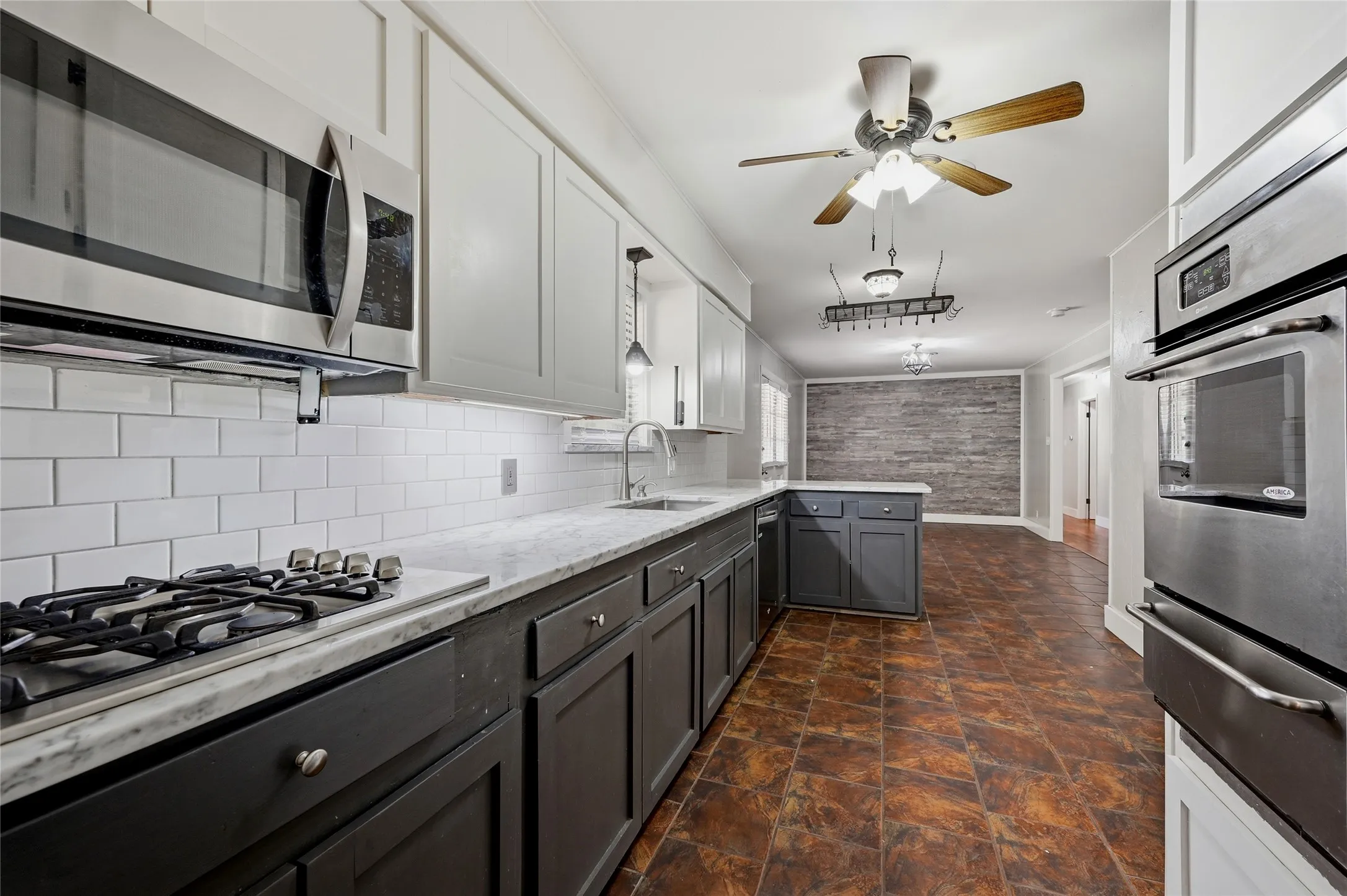 Single Family Residence For Sale in Grayson County , 1303 Lafayette Drive, Denison, Texas 75020, 3 Bedroom, 2 Bathroom, 2 Garage spaces, 1,352 Sqft, built in 1960, mls#21391354, Real Estate Agent in Denison, Homes For Sale in Grayson county, Homes For Sale in Denison, Realtor in Denison Texas, Real Estate Brokerage Independent Realty Texas, Luminita Cordes Realtor