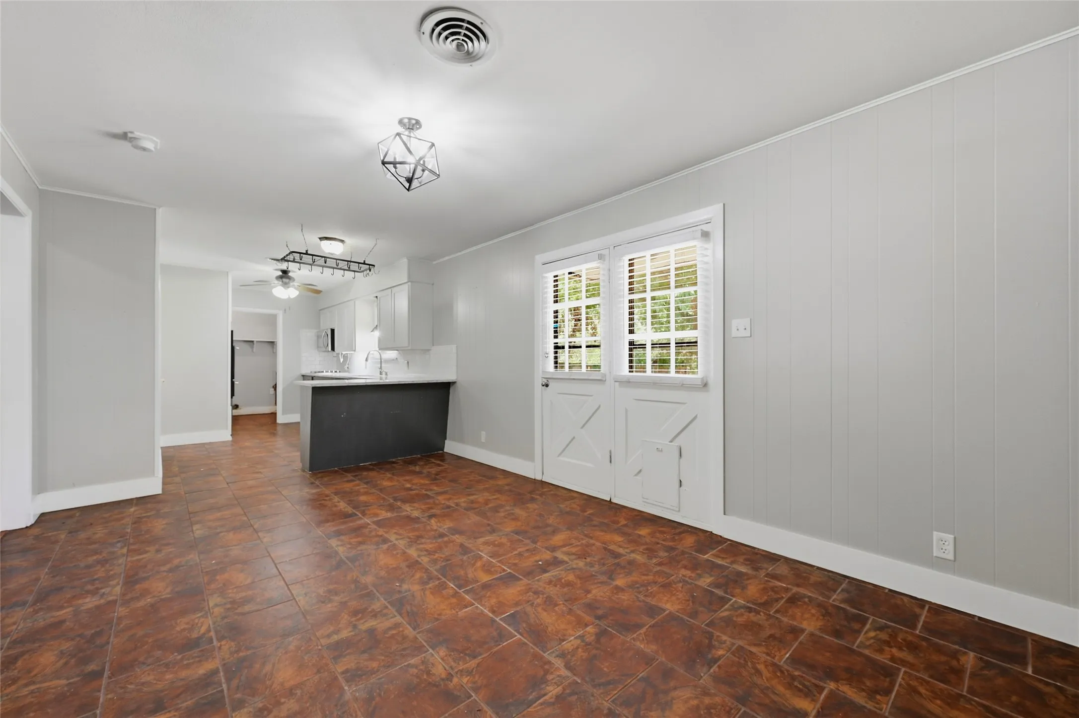Single Family Residence For Sale in Grayson County , 1303 Lafayette Drive, Denison, Texas 75020, 3 Bedroom, 2 Bathroom, 2 Garage spaces, 1,352 Sqft, built in 1960, mls#21391354, Real Estate Agent in Denison, Homes For Sale in Grayson county, Homes For Sale in Denison, Realtor in Denison Texas, Real Estate Brokerage Independent Realty Texas, Luminita Cordes Realtor
