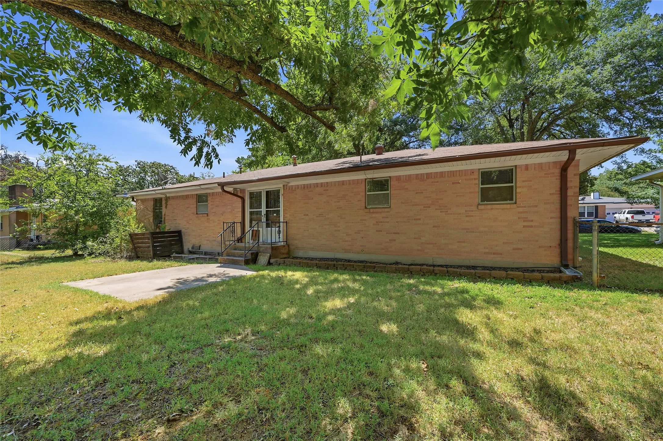 Single Family Residence For Sale in Grayson County , 1303 Lafayette Drive, Denison, Texas 75020, 3 Bedroom, 2 Bathroom, 2 Garage spaces, 1,352 Sqft, built in 1960, mls#21391354, Real Estate Agent in Denison, Homes For Sale in Grayson county, Homes For Sale in Denison, Realtor in Denison Texas, Real Estate Brokerage Independent Realty Texas, Luminita Cordes Realtor
