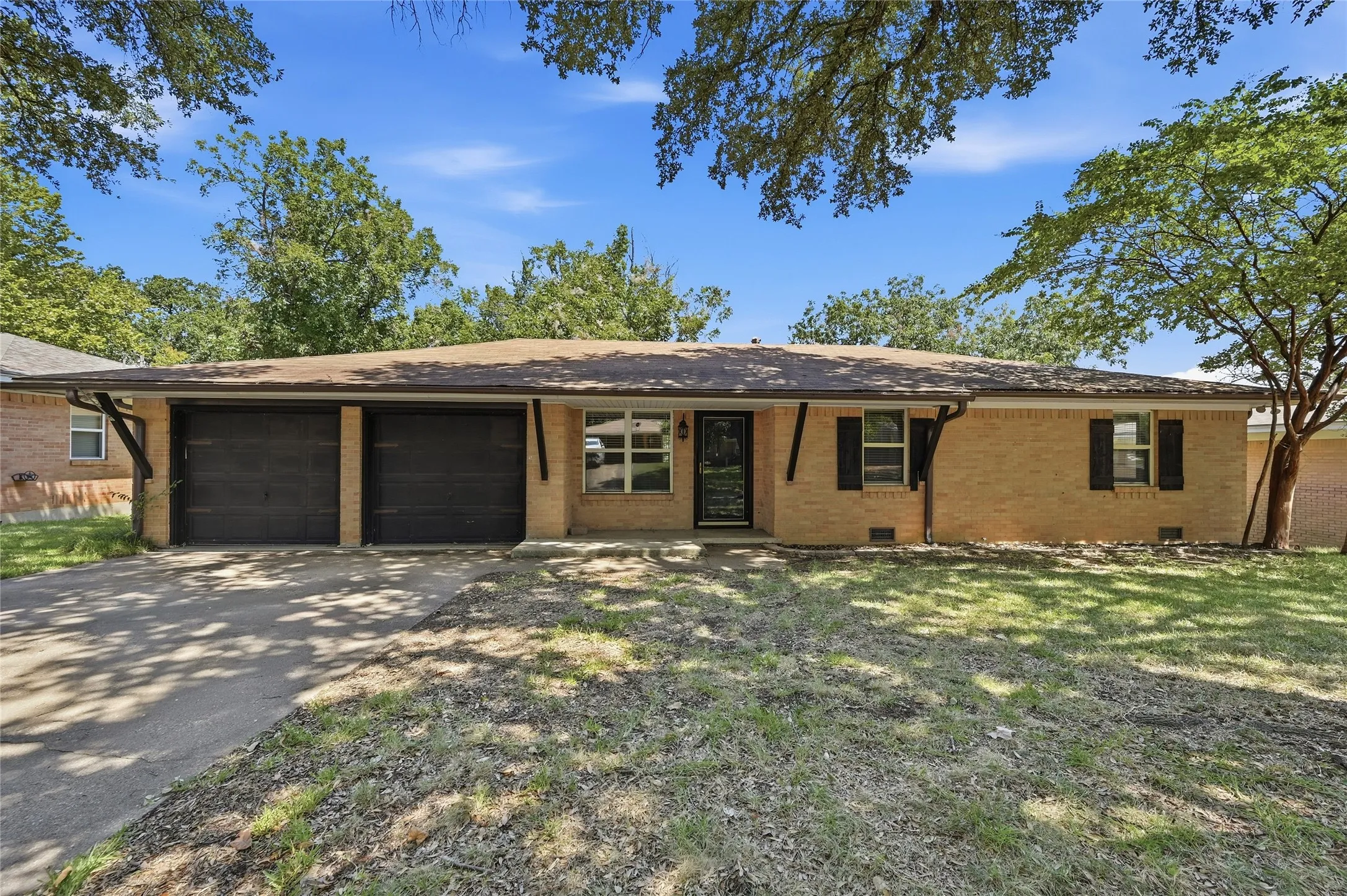 Single Family Residence For Sale in Grayson County , 1303 Lafayette Drive, Denison, Texas 75020, 3 Bedroom, 2 Bathroom, 2 Garage spaces, 1,352 Sqft, built in 1960, mls#21391354, Real Estate Agent in Denison, Homes For Sale in Grayson county, Homes For Sale in Denison, Realtor in Denison Texas, Real Estate Brokerage Independent Realty Texas, Luminita Cordes Realtor