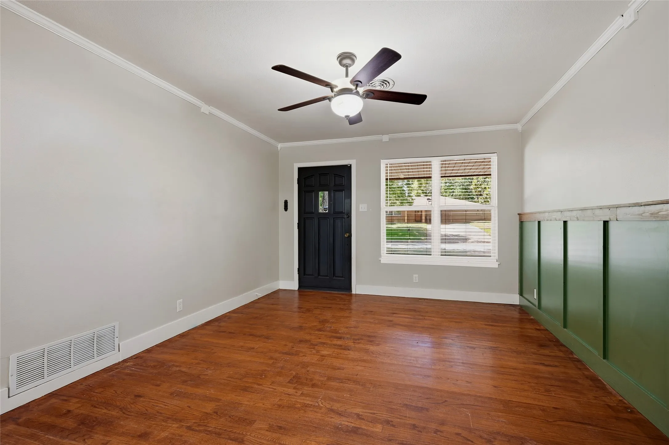 Single Family Residence For Sale in Grayson County , 1303 Lafayette Drive, Denison, Texas 75020, 3 Bedroom, 2 Bathroom, 2 Garage spaces, 1,352 Sqft, built in 1960, mls#21391354, Real Estate Agent in Denison, Homes For Sale in Grayson county, Homes For Sale in Denison, Realtor in Denison Texas, Real Estate Brokerage Independent Realty Texas, Luminita Cordes Realtor