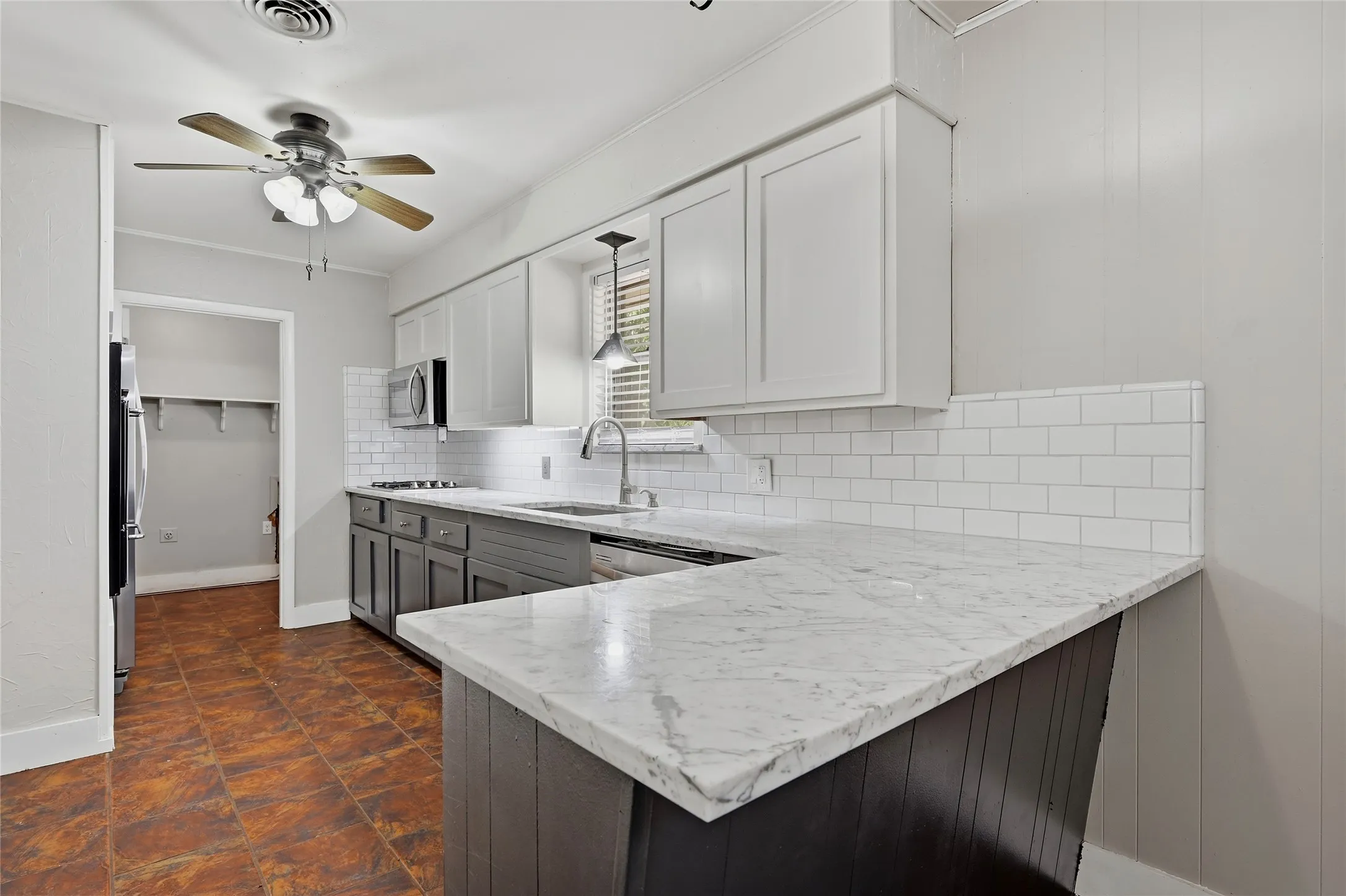 Single Family Residence For Sale in Grayson County , 1303 Lafayette Drive, Denison, Texas 75020, 3 Bedroom, 2 Bathroom, 2 Garage spaces, 1,352 Sqft, built in 1960, mls#21391354, Real Estate Agent in Denison, Homes For Sale in Grayson county, Homes For Sale in Denison, Realtor in Denison Texas, Real Estate Brokerage Independent Realty Texas, Luminita Cordes Realtor