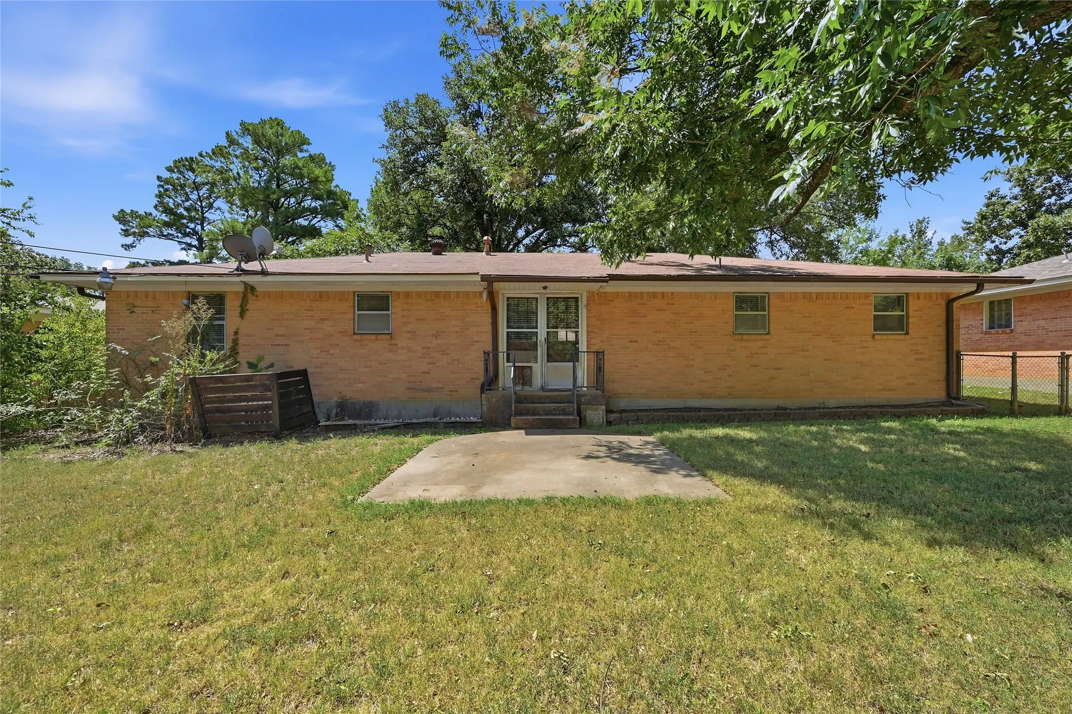 Single Family Residence For Sale in Grayson County , 1303 Lafayette Drive, Denison, Texas 75020, 3 Bedroom, 2 Bathroom, 2 Garage spaces, 1,352 Sqft, built in 1960, mls#21391354, Real Estate Agent in Denison, Homes For Sale in Grayson county, Homes For Sale in Denison, Realtor in Denison Texas, Real Estate Brokerage Independent Realty Texas, Luminita Cordes Realtor