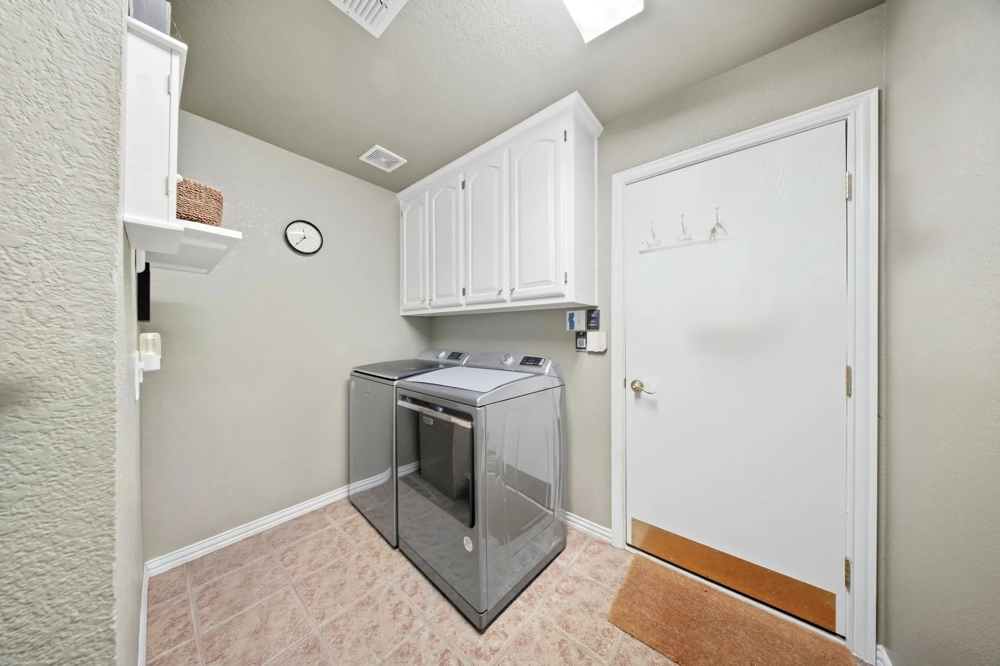 Single Family Residence For Sale in Denton County , 2805 Prestonwood Drive, Plano, Texas 75093, 3 Bedroom, 3 Bathroom, 2 Garage spaces, 3,689 Sqft, built in 1998, mls#21390491, Real Estate Agent in Plano, Homes For Sale in Denton county, Homes For Sale in Plano, Realtor in Plano Texas, Real Estate Brokerage Independent Realty Texas, Luminita Cordes Realtor
