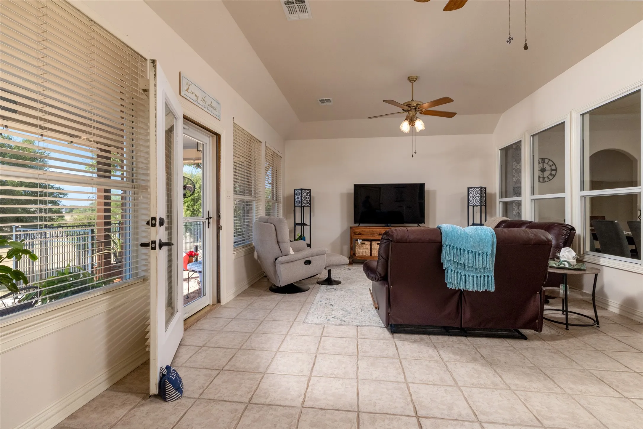 Single Family Residence For Sale in Wise County , 115 Lakeview Drive 1, Runaway Bay, Texas 76426, 3 Bedroom, 3 Bathroom, 2 Garage spaces, 2,744 Sqft, built in 2001, mls#21391232, Real Estate Agent in Runaway Bay, Homes For Sale in Wise county, Homes For Sale in Runaway Bay, Realtor in Runaway Bay Texas, Real Estate Brokerage Independent Realty Texas, Luminita Cordes Realtor