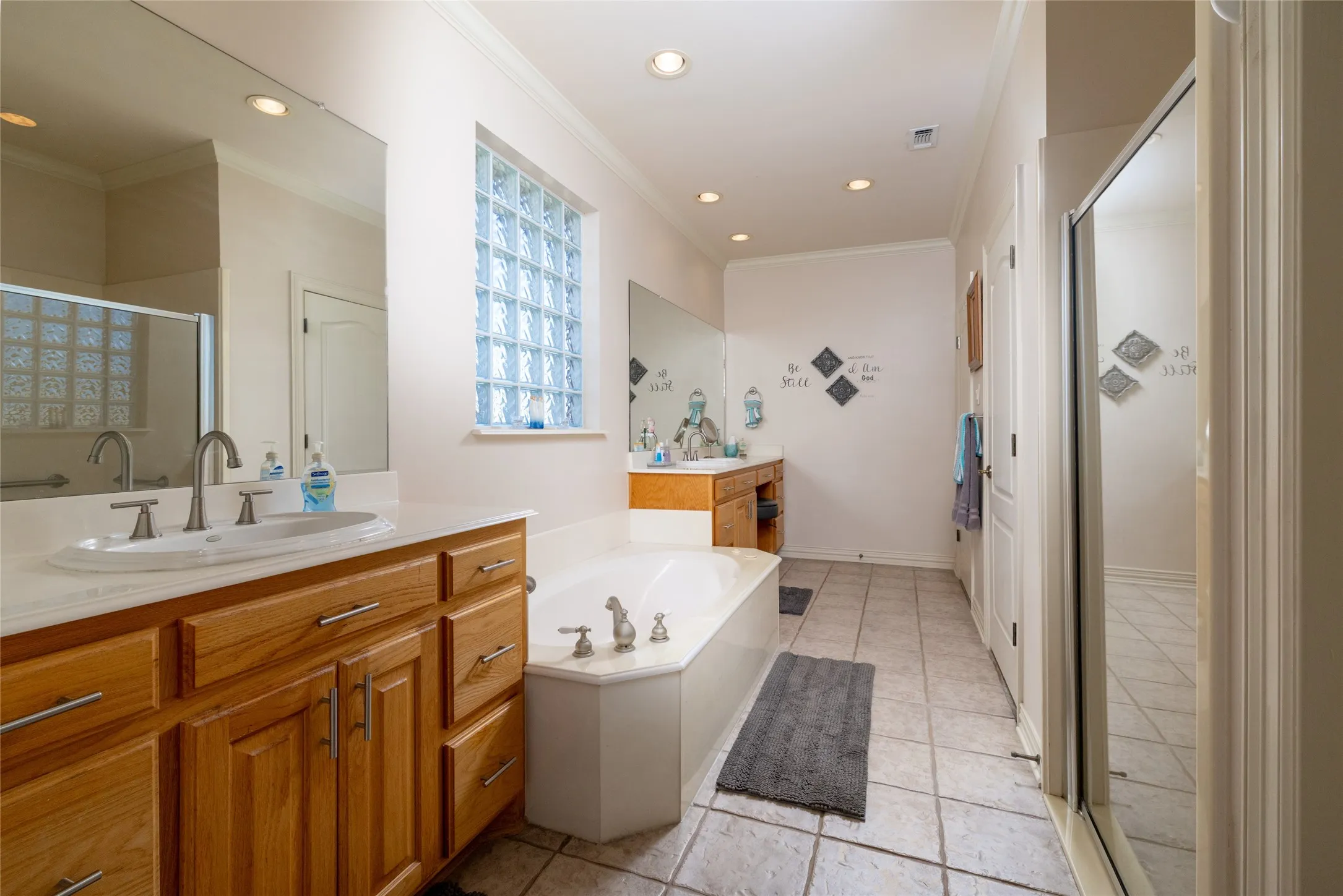 Single Family Residence For Sale in Wise County , 115 Lakeview Drive 1, Runaway Bay, Texas 76426, 3 Bedroom, 3 Bathroom, 2 Garage spaces, 2,744 Sqft, built in 2001, mls#21391232, Real Estate Agent in Runaway Bay, Homes For Sale in Wise county, Homes For Sale in Runaway Bay, Realtor in Runaway Bay Texas, Real Estate Brokerage Independent Realty Texas, Luminita Cordes Realtor