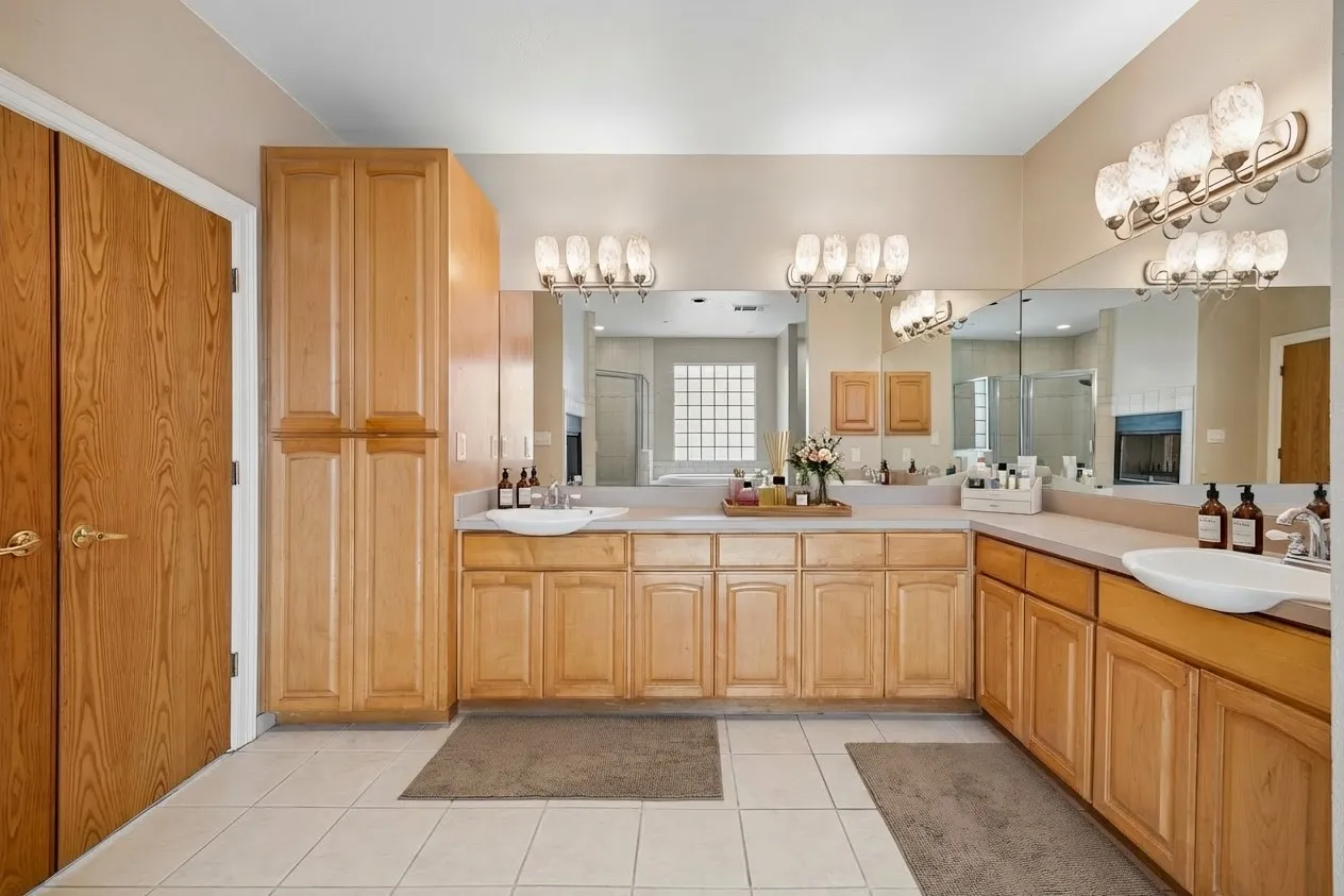 Single Family Residence For Sale in Denton County , 611 Alexandrite Drive, Oak Point, Texas 75068, 6 Bedroom, 5 Bathroom, 3 Garage spaces, 4,316 Sqft, built in 1998, mls#21391360, Real Estate Agent in Oak Point, Homes For Sale in Denton county, Homes For Sale in Oak Point, Realtor in Oak Point Texas, Real Estate Brokerage Independent Realty Texas, Luminita Cordes Realtor