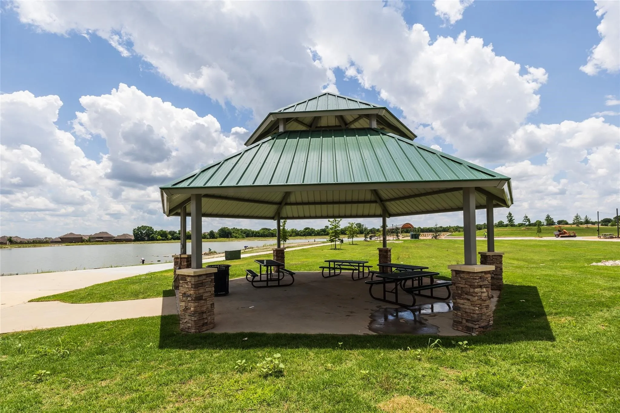 Great spot to sit and have a picnic or playtime with the kids right by the pond