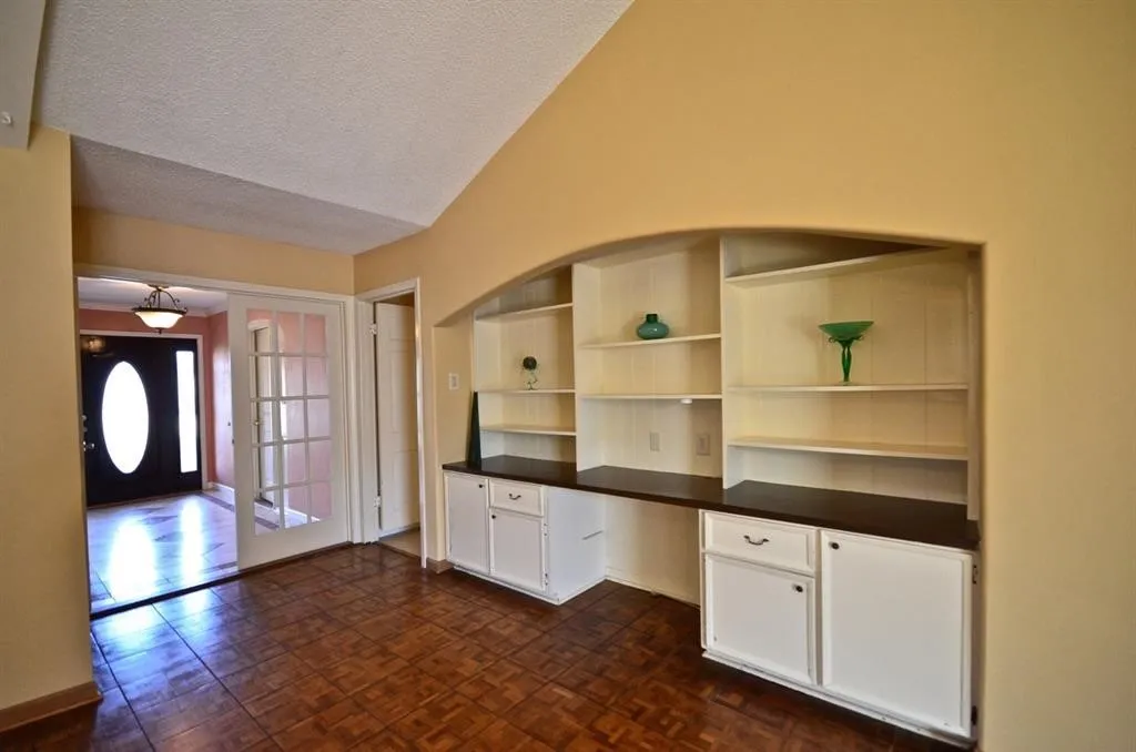 Single Family Residence For Sale in Harris County , 5951 Lattimer Drive, Houston, Texas 77035, 3 Bedroom, 2 Bathroom, 2 Garage spaces, 2,280 Sqft, built in 1960, mls#21385712, Real Estate Agent in Houston, Homes For Sale in Harris county, Homes For Sale in Houston, Realtor in Houston Texas, Real Estate Brokerage Independent Realty Texas, Luminita Cordes Realtor